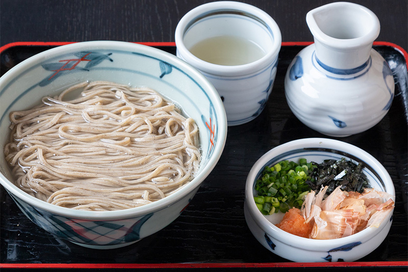 釜からあげたそばに、つゆをかけて食べる「釜揚げそば」