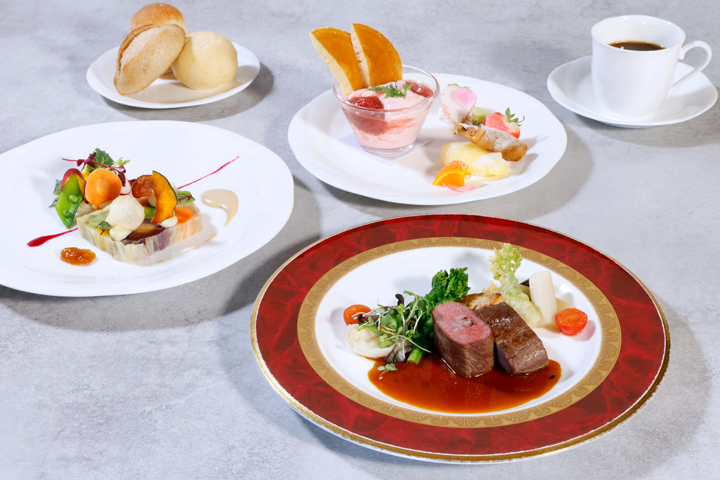 季節によって変わる「スペシャルランチ」。メイン（肉か魚のどちらかを選択）に、サラダやスープ、パン、デザート、コーヒー又は紅茶が付く　※写真はイメージ