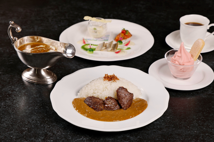 百年ライスカレー（薄切り牛肉のソテー添え）と、本日のオードブル＆デザート盛合せ、コーヒー又は紅茶のセット　※写真はイメージ
