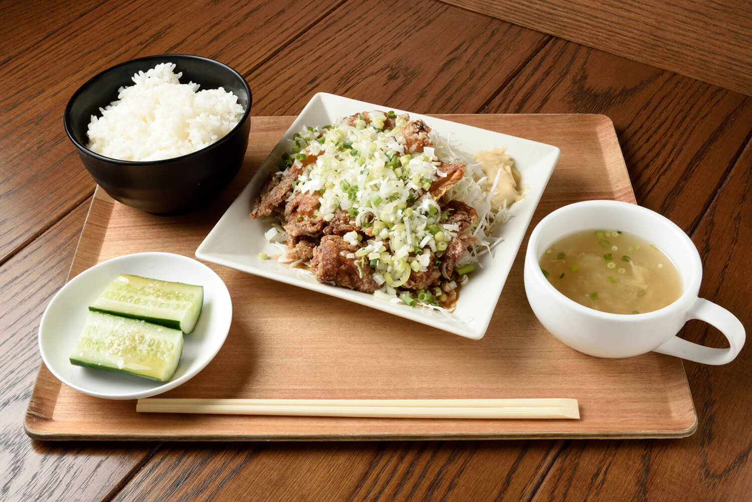 おかわり自由のご飯とスープ、太田きゅうりがつく「油淋鶏」880円