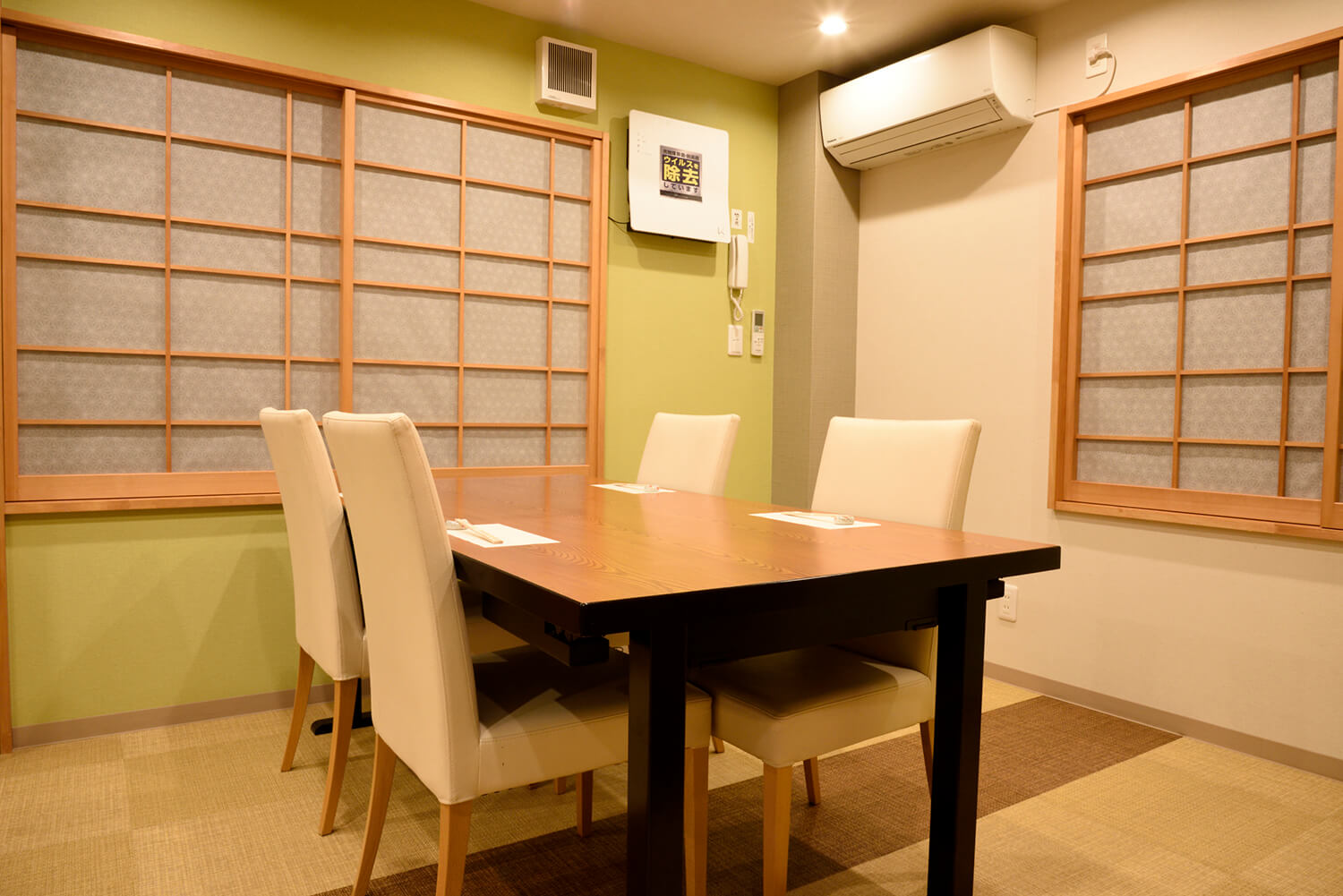2階のテーブル席は清潔感にあふれ、会食にもピッタリ。区切れば、個室にもなる