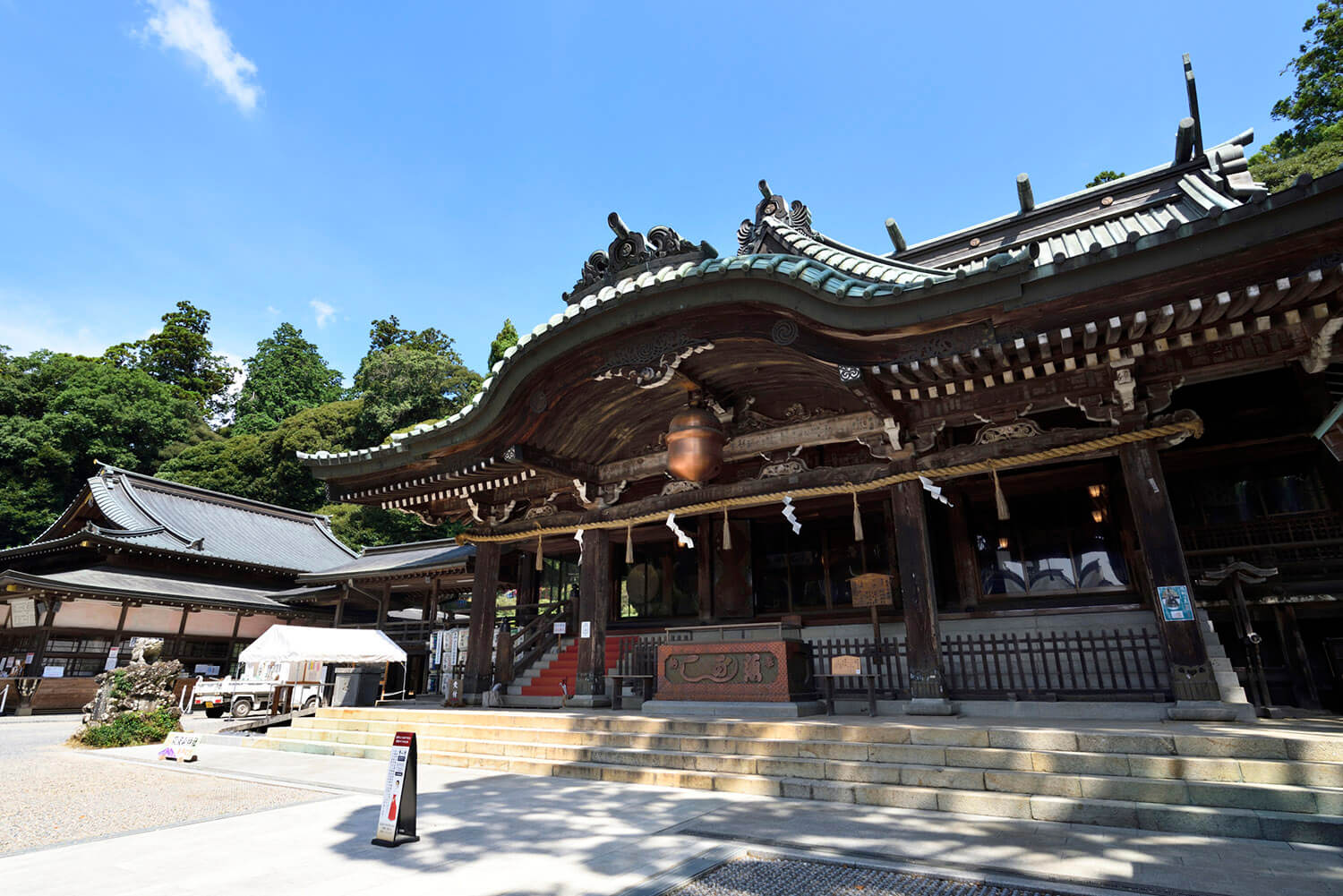 筑波山神社拝殿の大きな鈴は長径108cm重量138kg