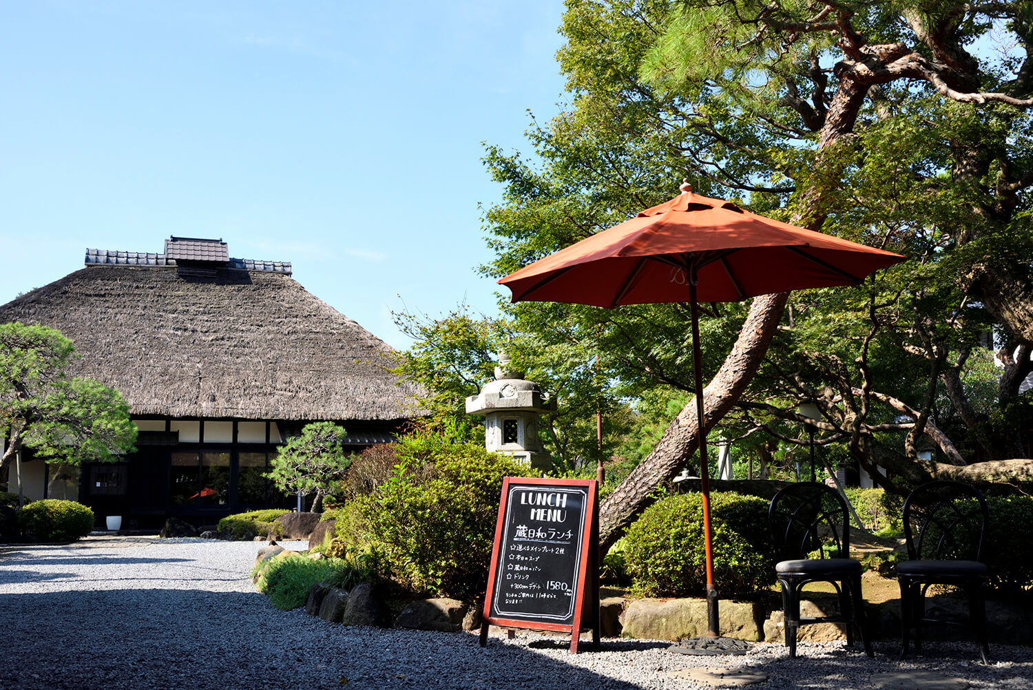 モミジやアカマツ、サルスベリが茂る自然豊かな日本庭園
