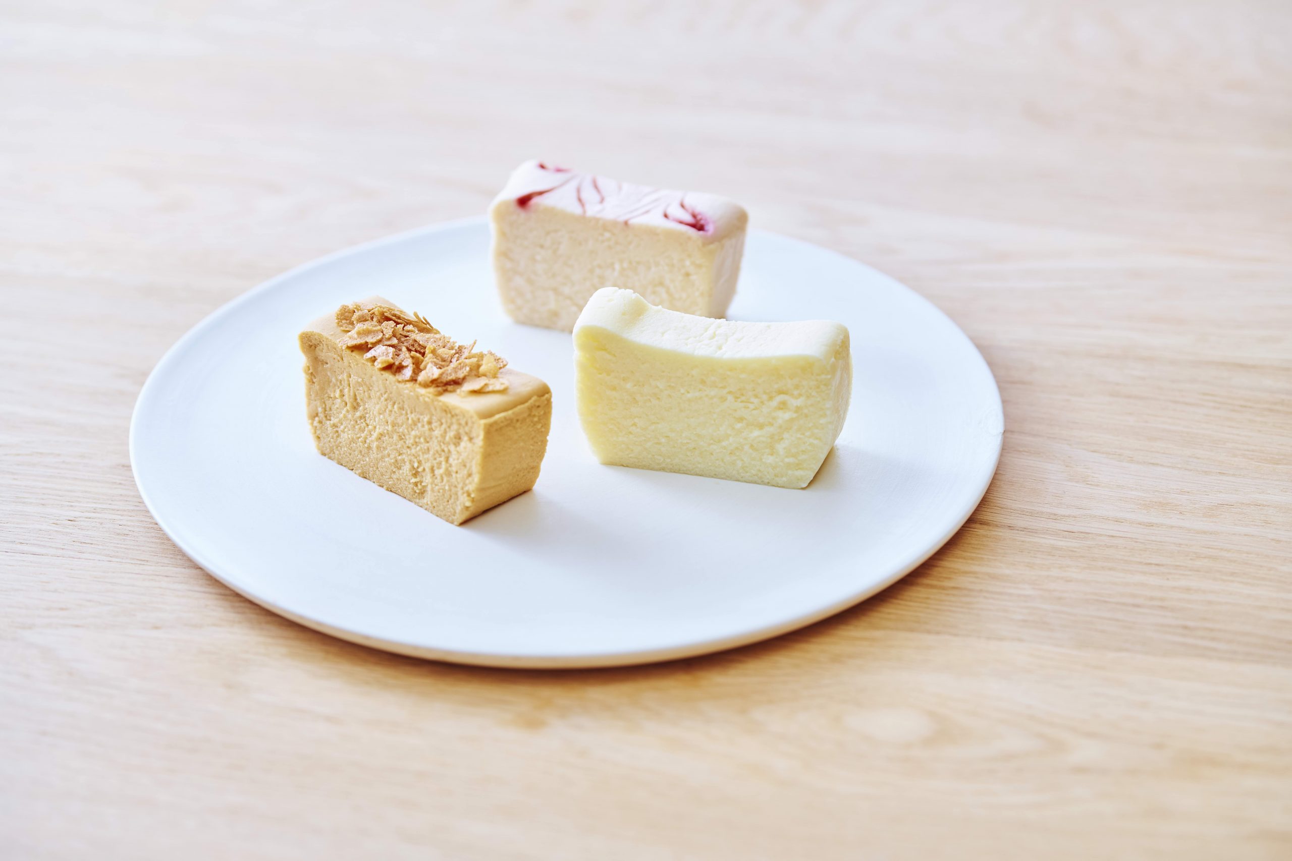 「牧場手づくりミルクチーズケーキ」1,270円（プレーン/ストロベリー/キャラメル岩塩）