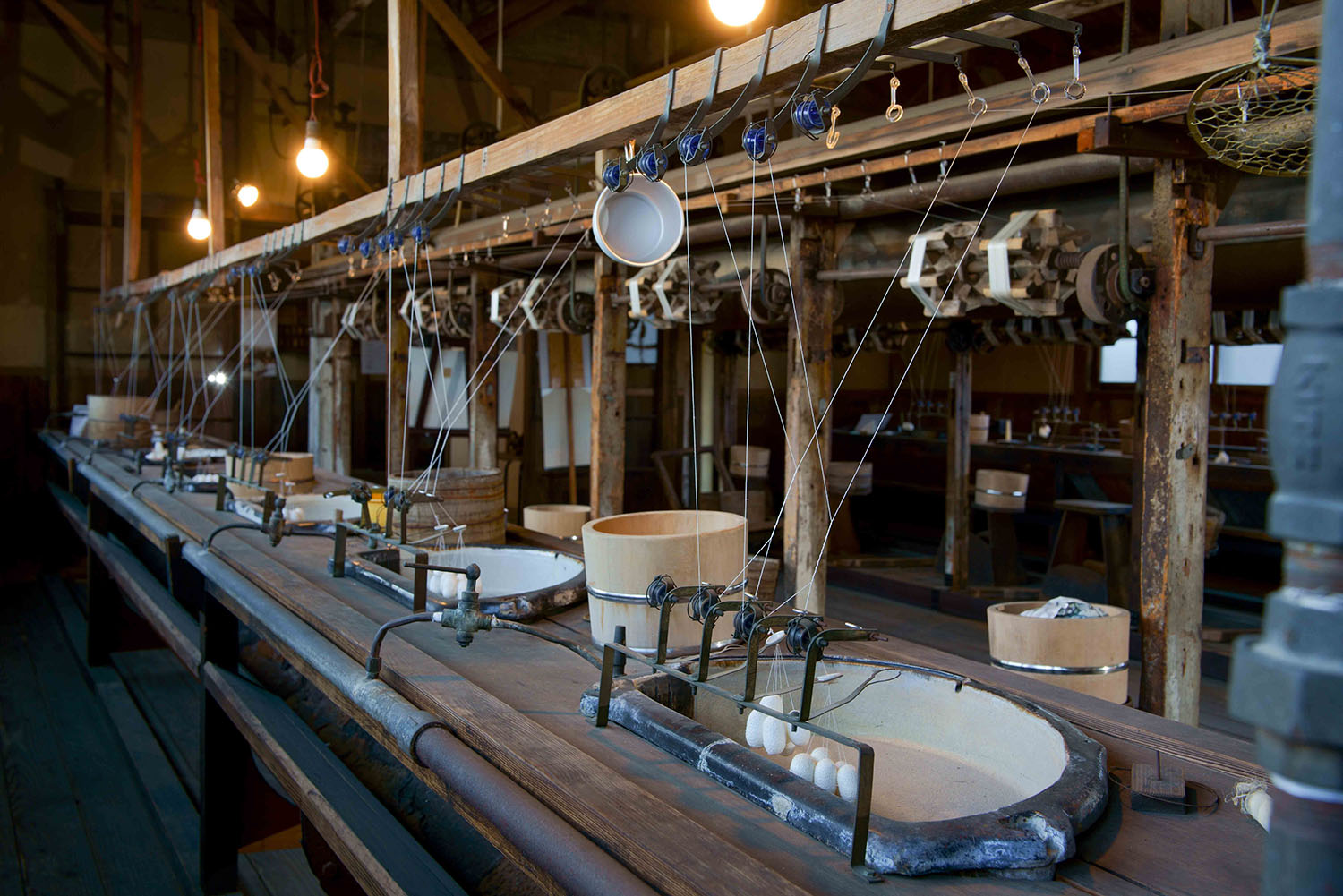 生糸を製造している様子を展示した「旧昭和興業製糸場」