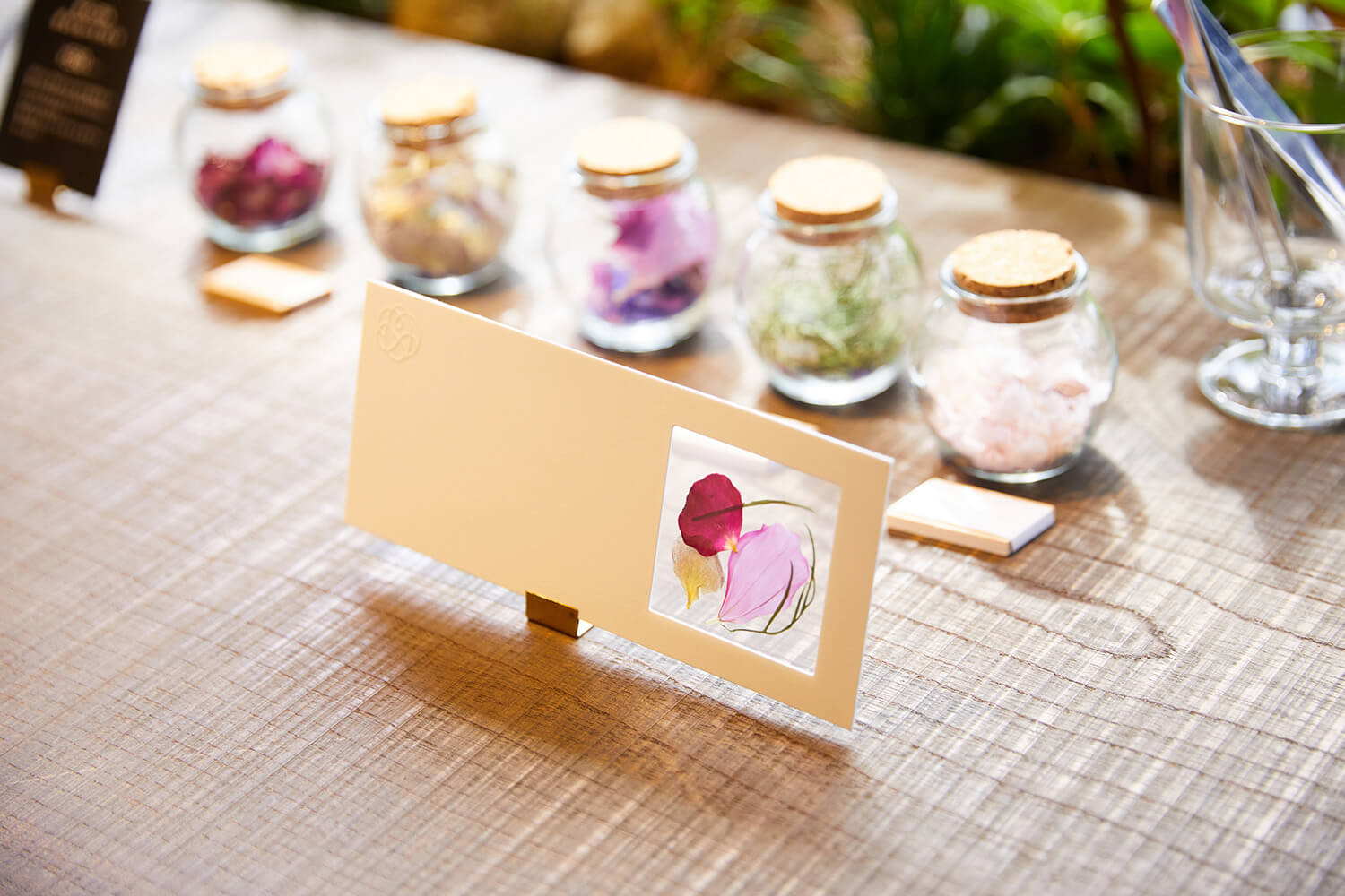 四季折々の草花を自由に選んでオリジナルカードに仕上げる「ボタニカルポストカードづくり」550円