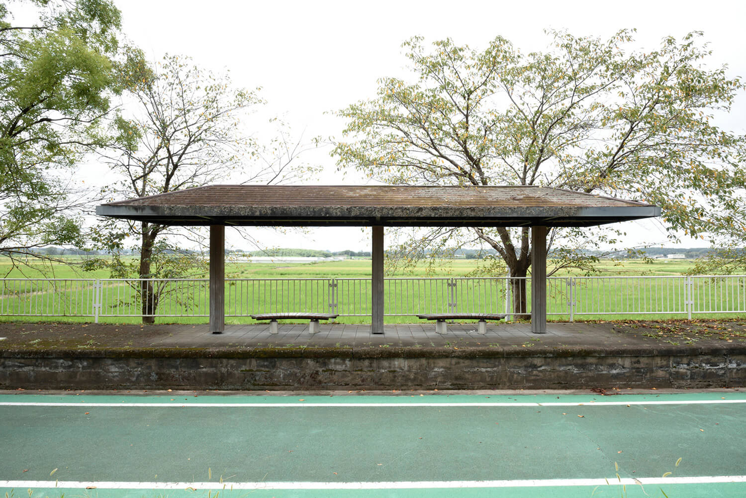 さびれた駅舎が残る藤沢休憩所。田んぼに囲まれ、日本の原風景に出合える