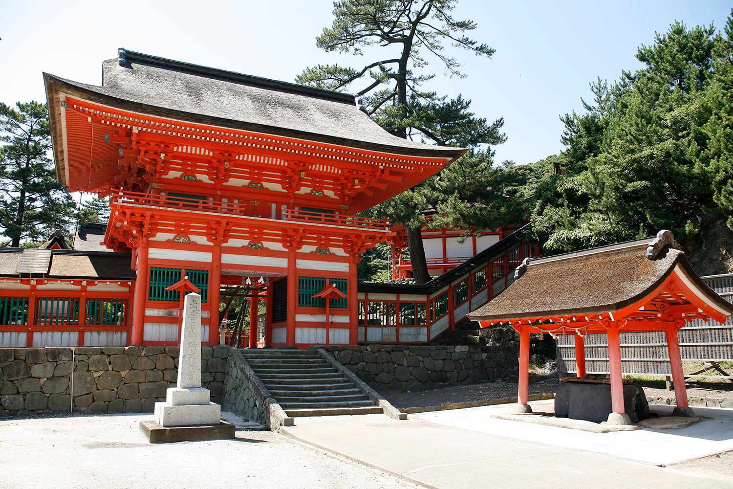 島根県内でも珍しい朱塗りの社殿が美しい「日御碕神社」。国の重要文化財