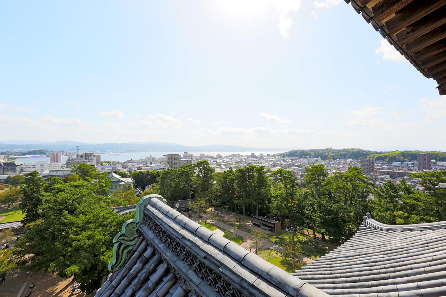 天守閣から望む松江の風景。市街地の奥には宍道湖が見える