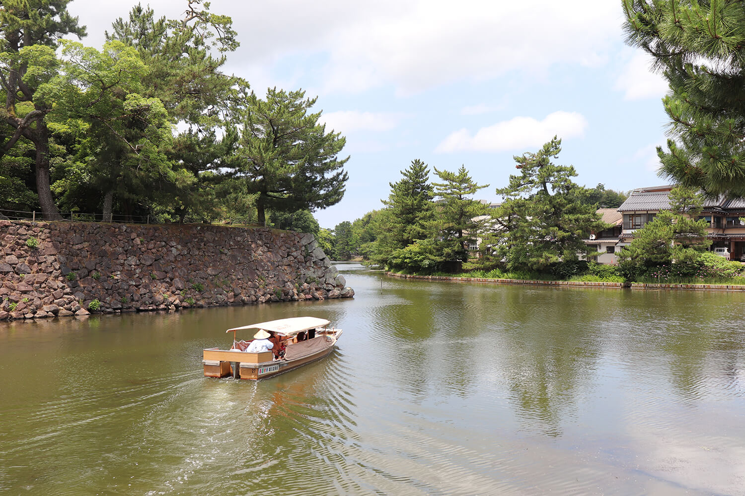 松江城を囲む約3.7kmの堀川を小舟に乗って巡る