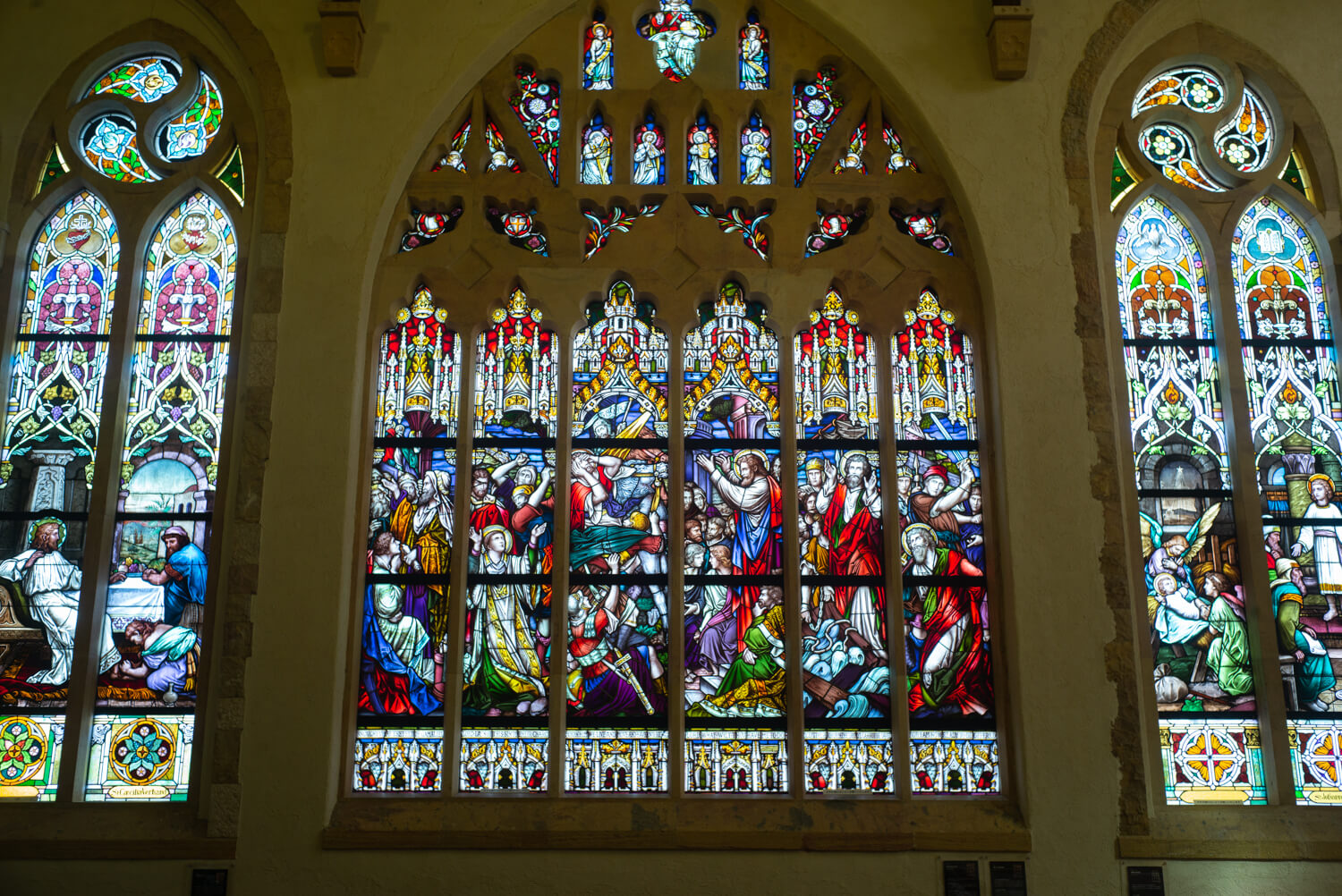 セント・ラファエル礼拝堂の左壁面に配された美術館最大のアンティークステンドグラスは圧巻