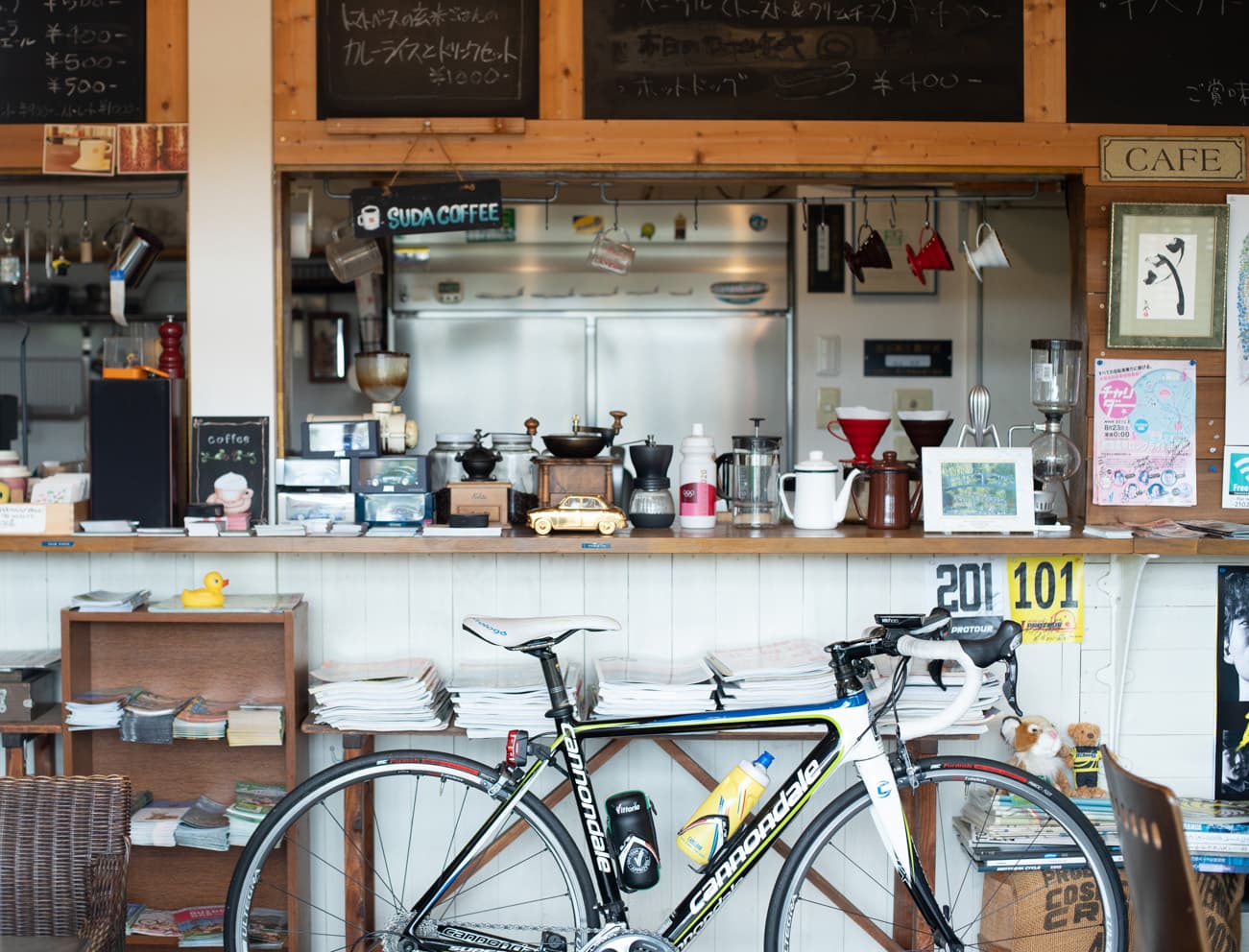 自転車やサイクルマップが置かれているなど、店主の趣味が溢れる店内