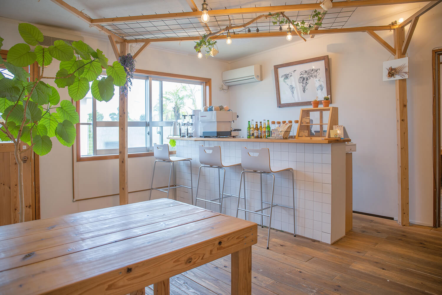 外人住宅をリノベーションしたカフェ。白を基調とした店内は木の温もりに溢れている