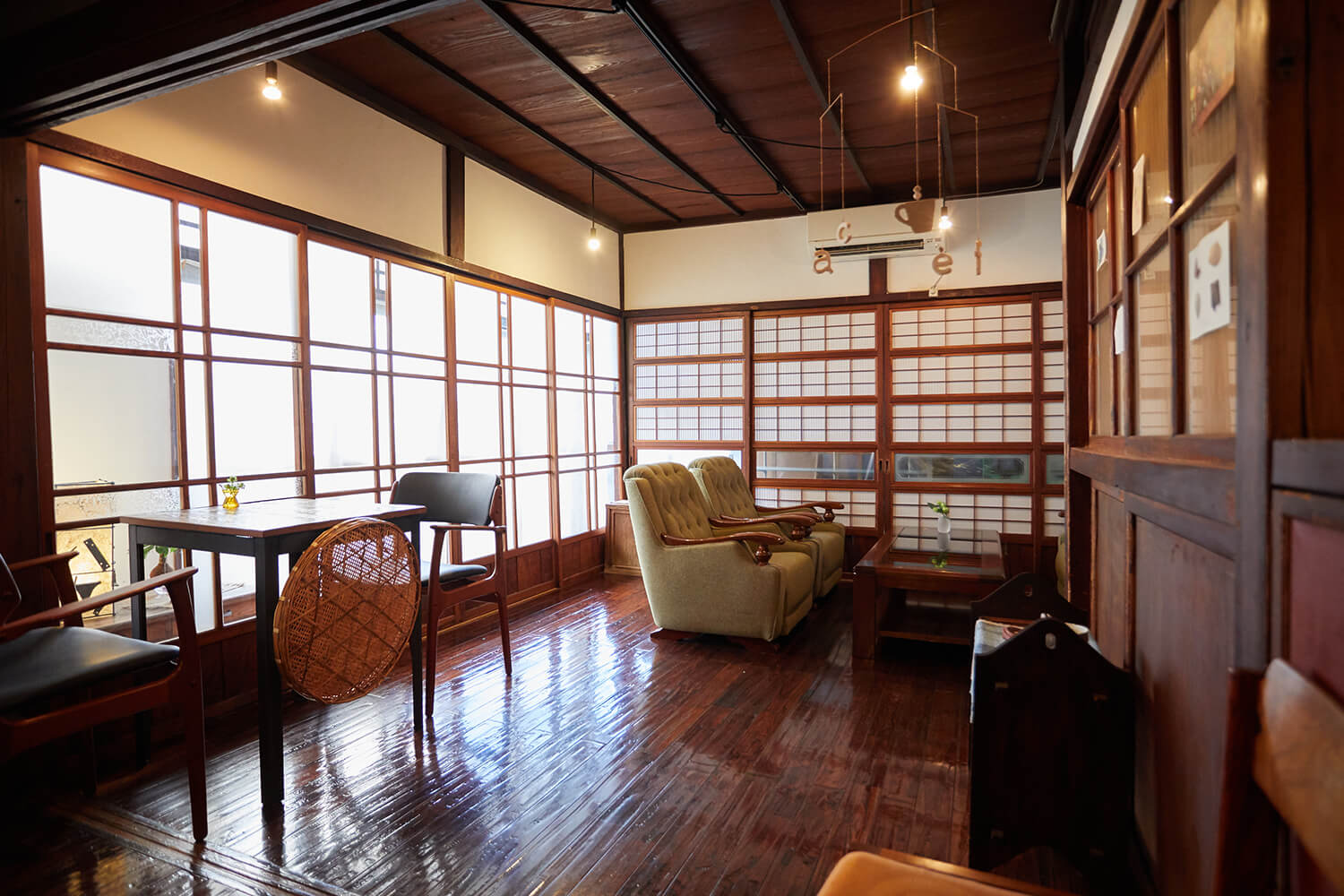 昭和風情のある店内の床はピカピカに磨かれ、店主夫妻の実家から運んだぼんぼん時計やソファーなども並ぶ