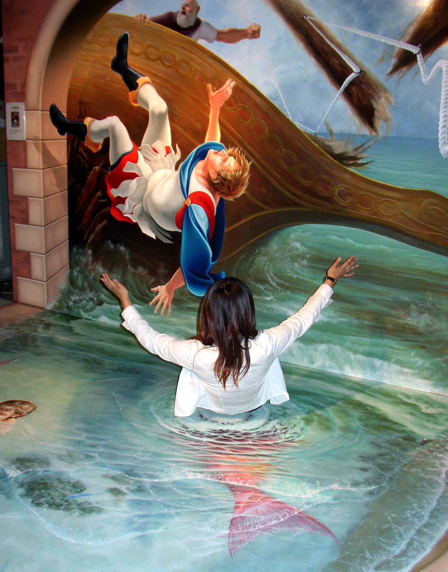 「トリックアート迷宮？館」にある「人魚姫」の作品。人魚に成りきって王子さまに手を伸ばそう