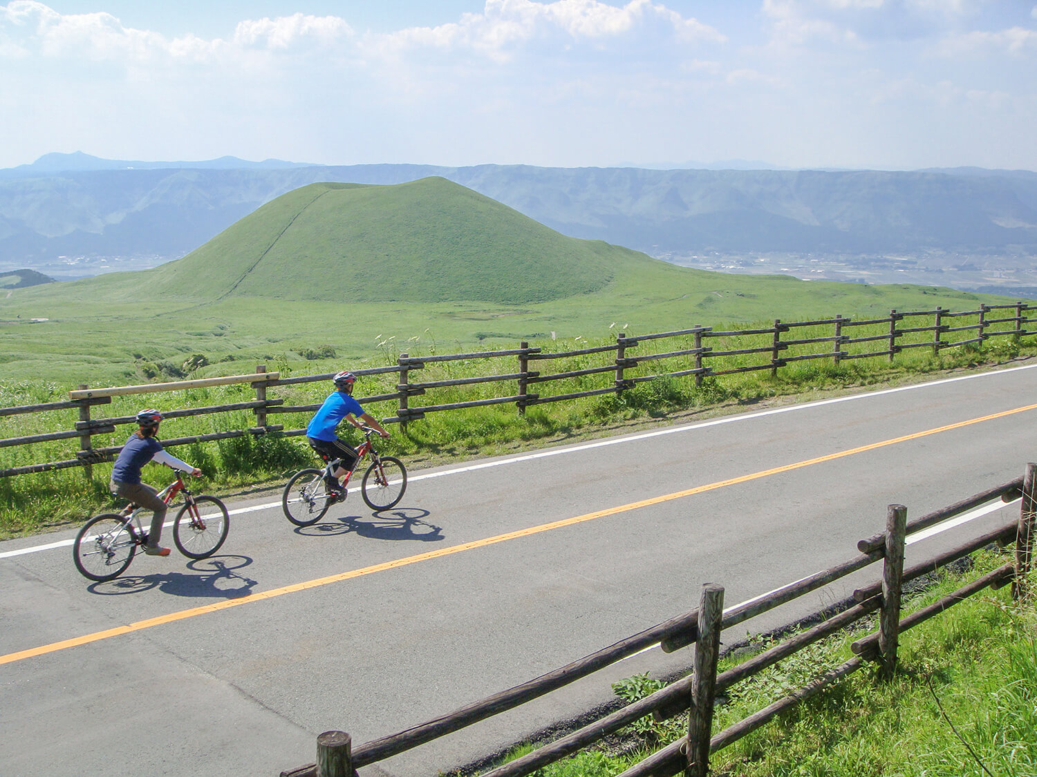 ぽっこりしたお山のシルエットがかわいい米塚も、自転車でゆっくり楽しめる。10時～と13時～の回あり