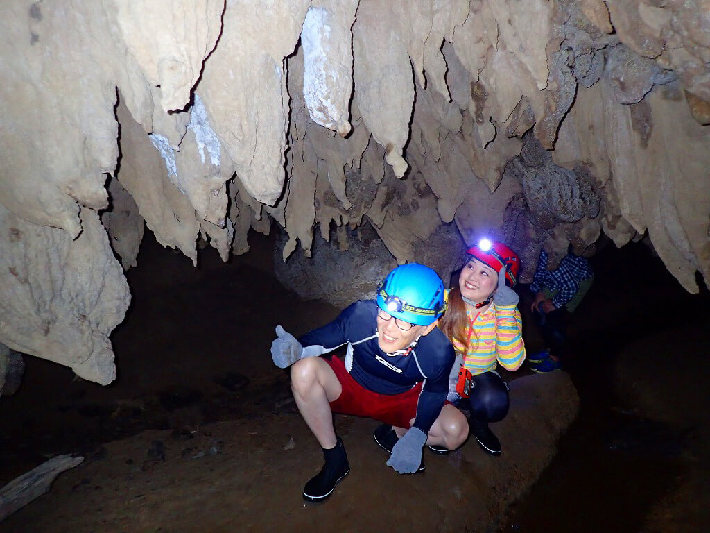 童心に返って手付かずの洞窟を探検
