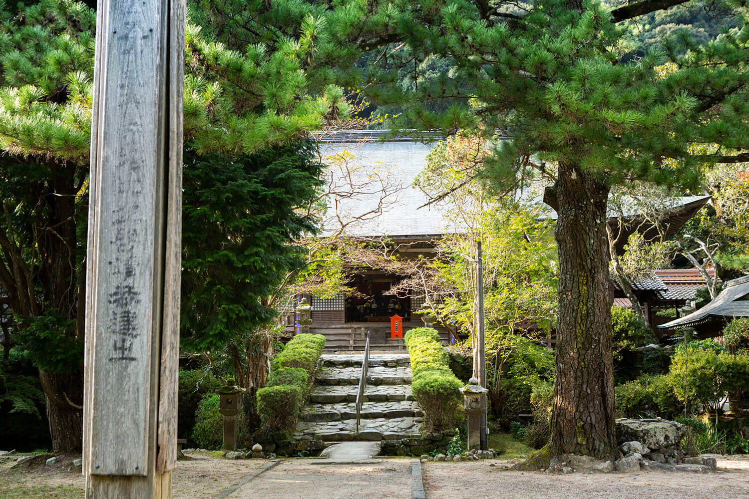 本堂は江戸時代後期に移築・再建されたもので、県の有形文化財に指定