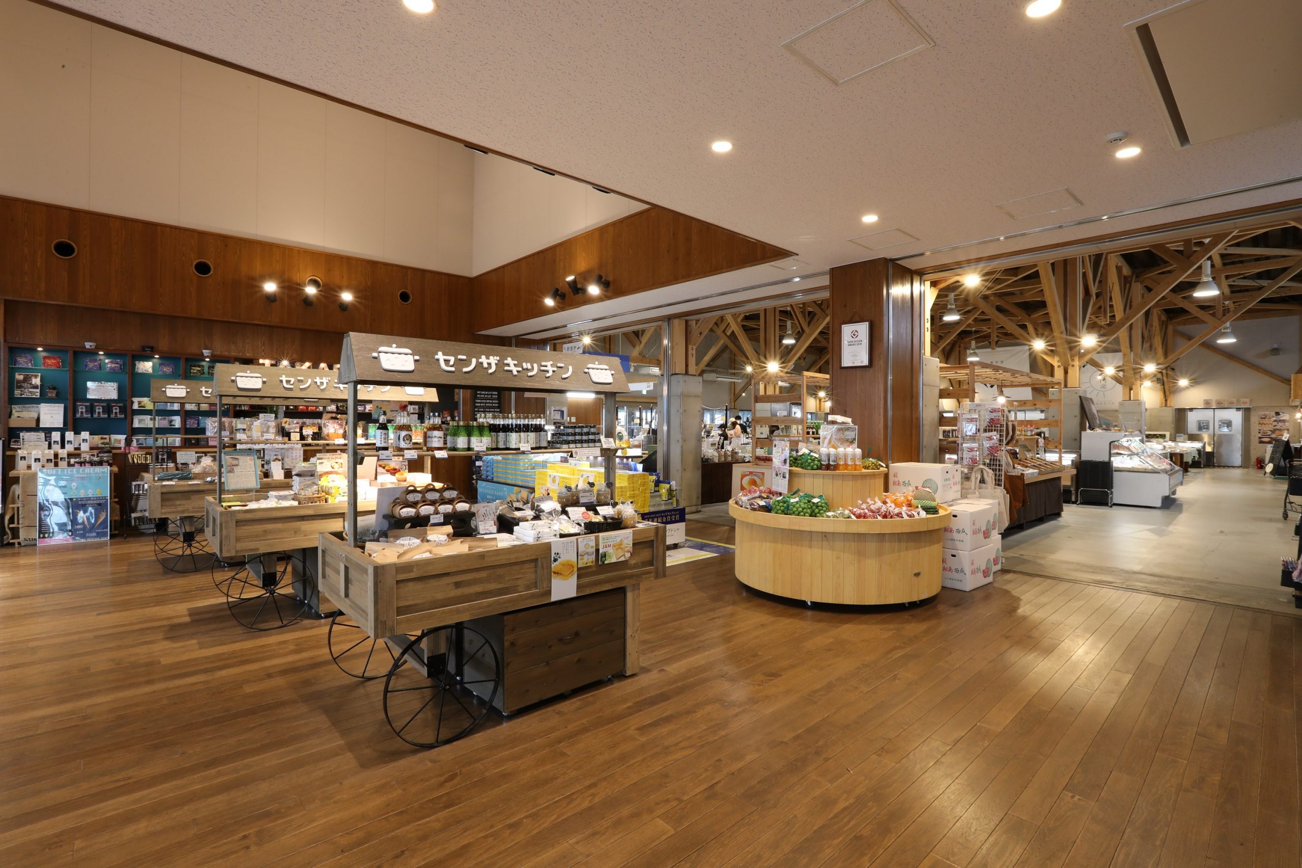鮮魚や水産加工品、農産物、惣菜などがずらり！特産「仙崎蒲鉾」は県内屈指の品揃え