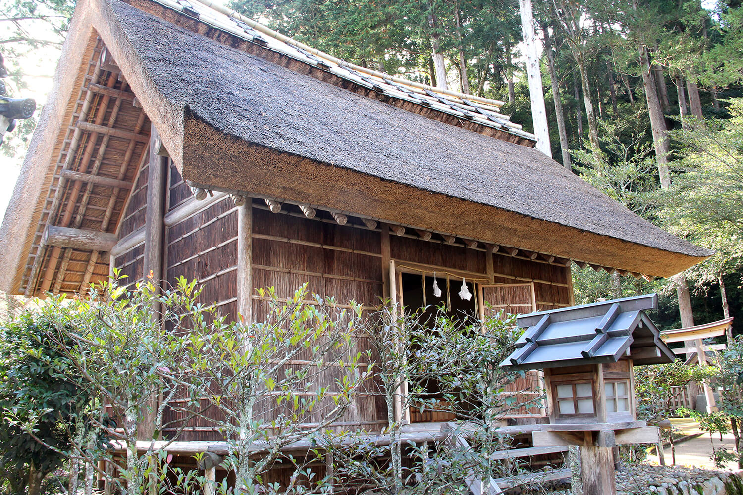 茅葺屋根の「鑽火殿」。壁は檜の皮で作られている貴重な建造物