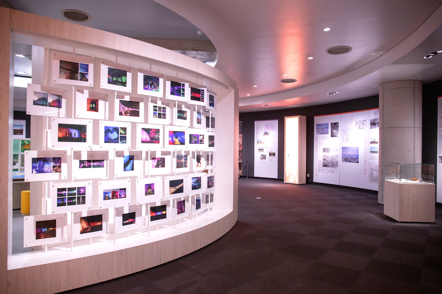 1F展示室には世界遺産・座喜味城跡や読谷で育まれた自然・文化遺産を展示