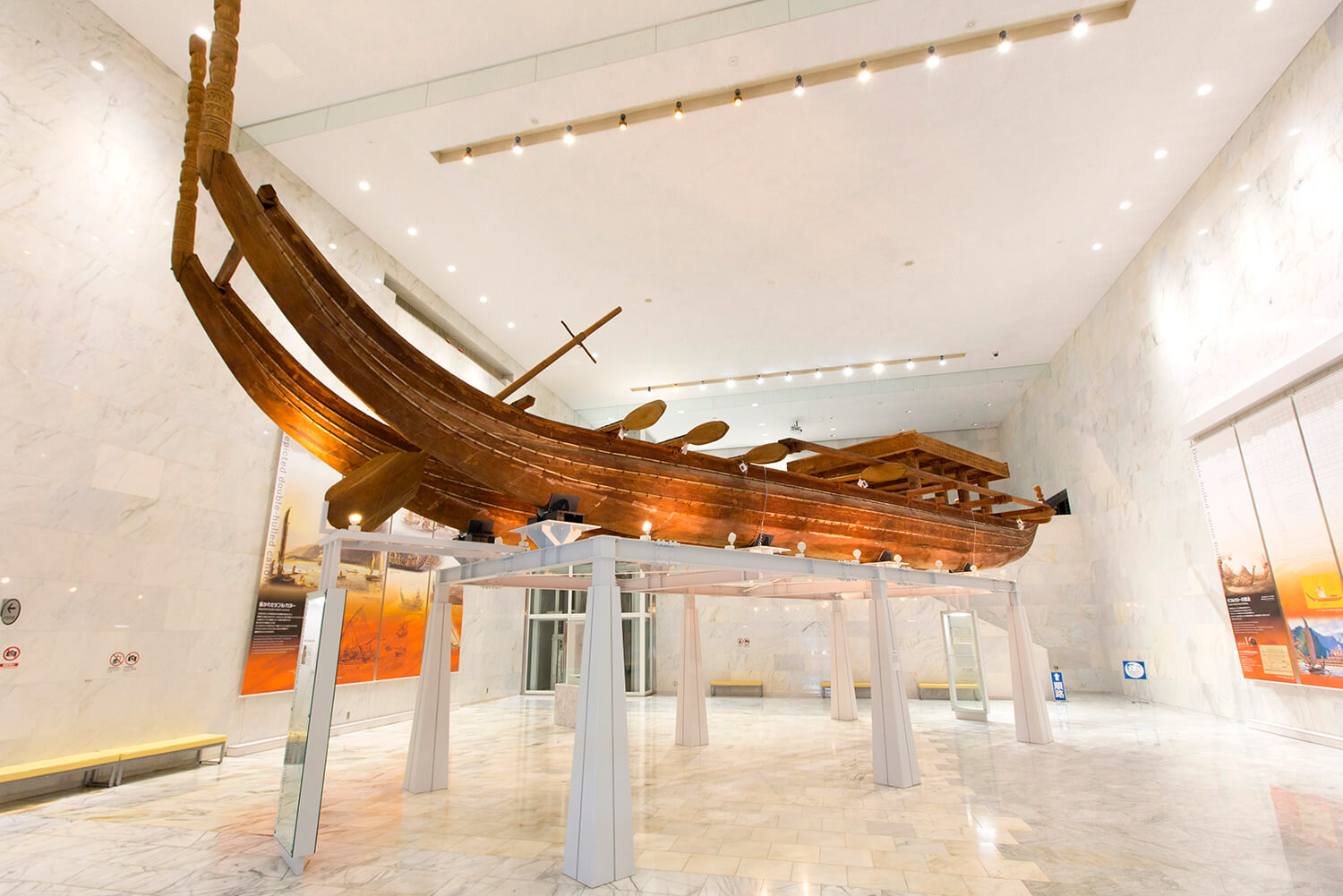 沖縄国際海洋博覧会の開催当時から展示されているタヒチのダブルカヌー