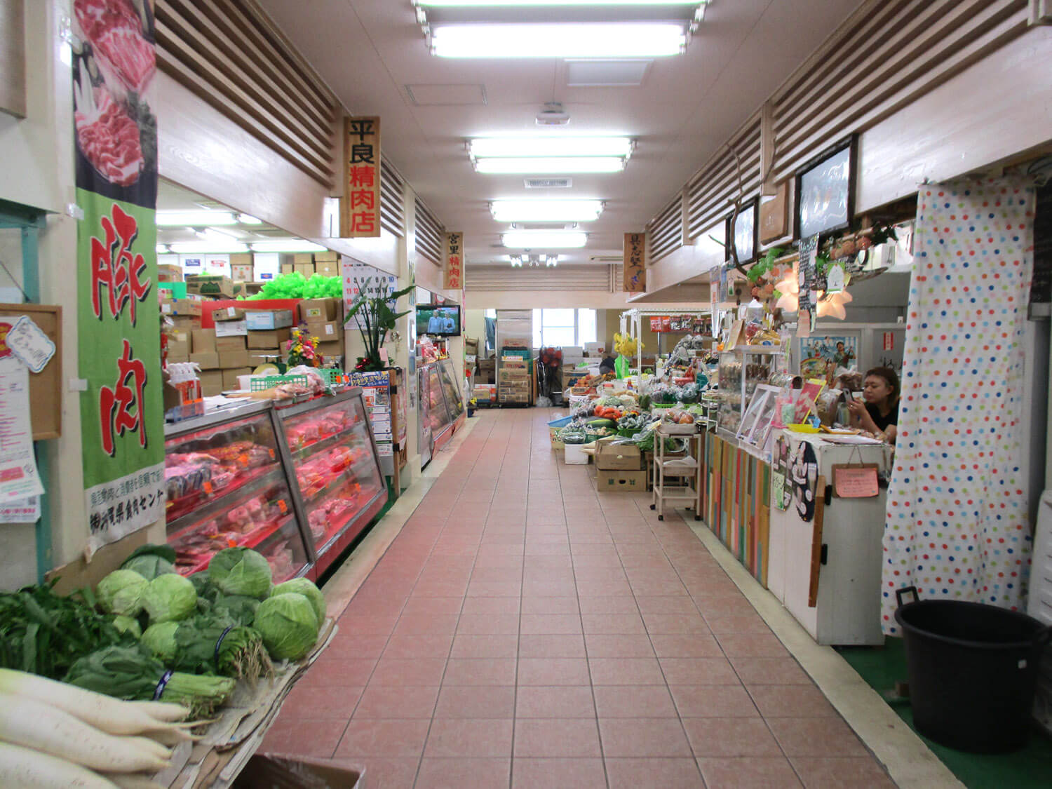 市場内には青果店や精肉店がずらり。沖縄ならではの食材に思わず見入ってしまう