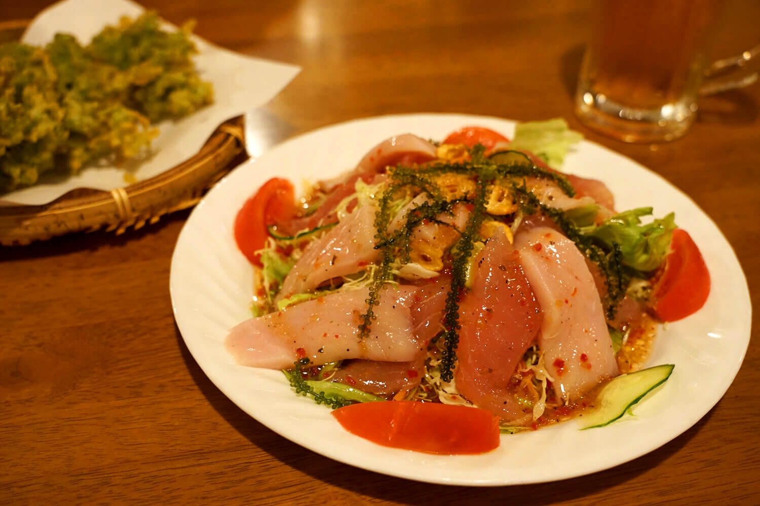 「刺身サラダ」990円、さくっとおいしい「アーサの天ぷら」880円