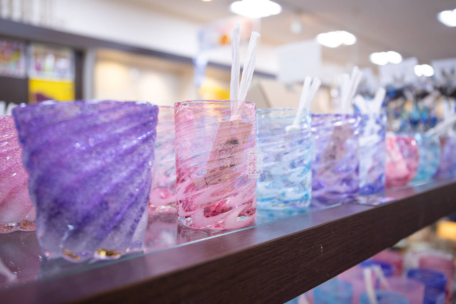 読谷村の作家が手掛けた琉球ガラスややちむんが種類豊富に並ぶ