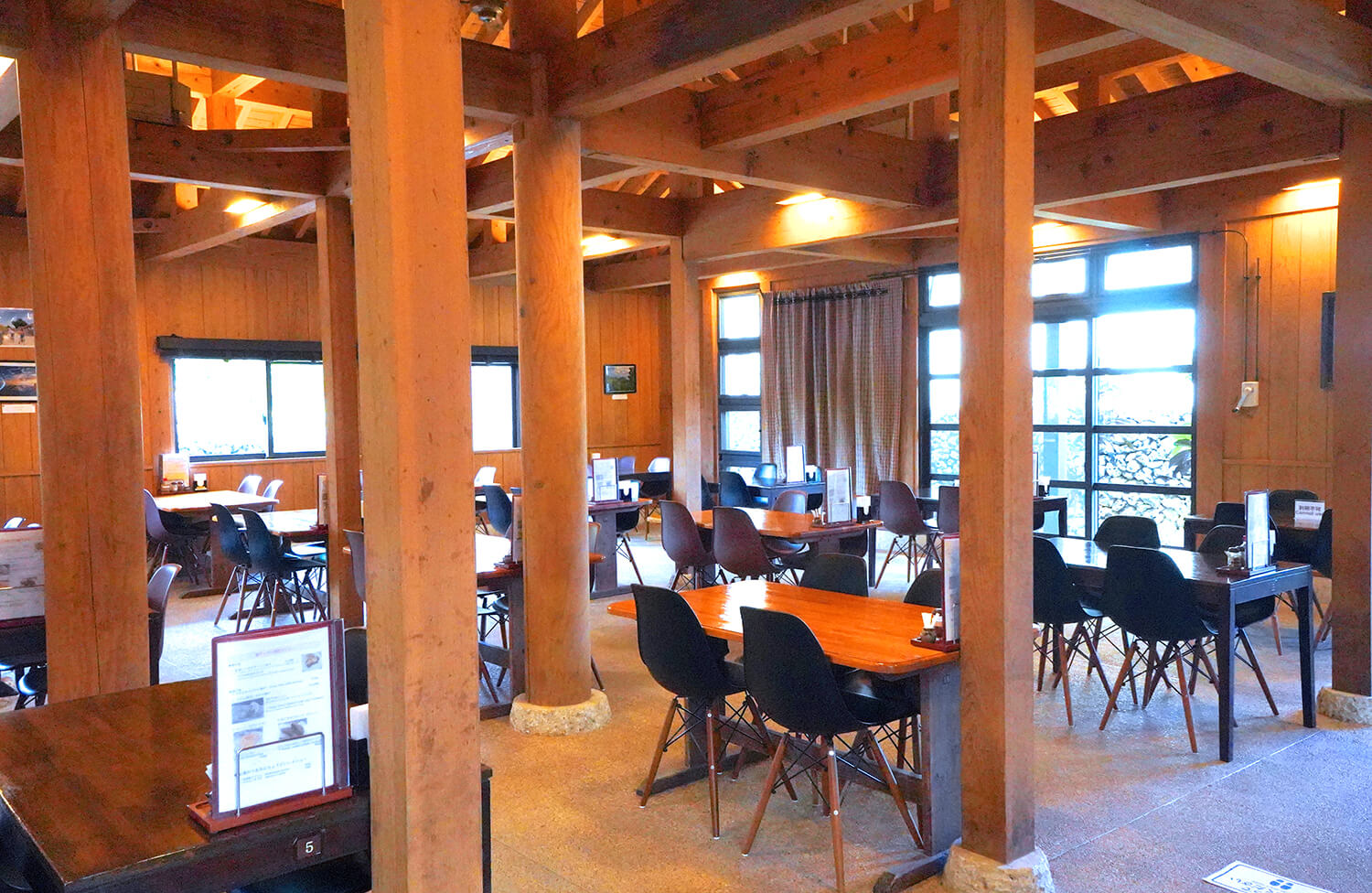 天井が高く広々した店内。竹富島の中で最も席数が多いため、グループでの利用もおすすめ