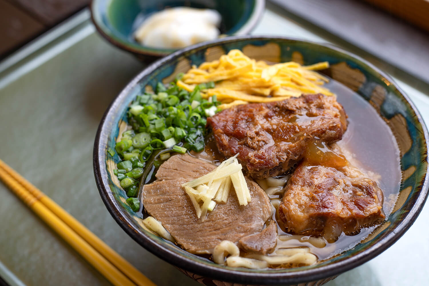 「帆掛きそば（並）」900円（オリジナル生麺を選んだ場合）。自家製のジーマーミ豆腐もつく