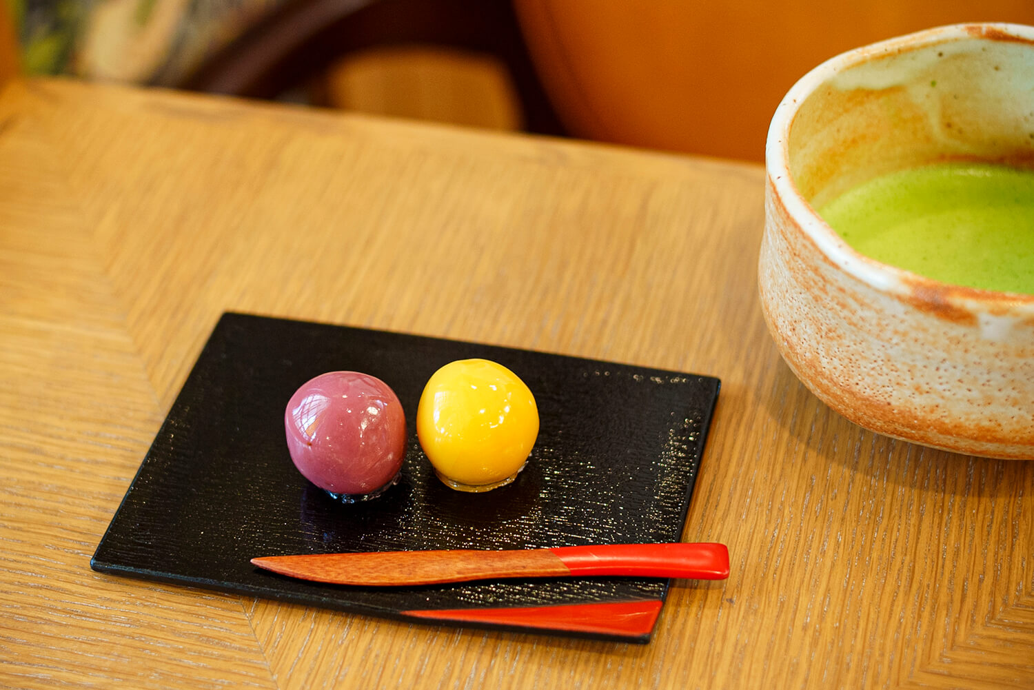 「あんこ玉とお抹茶」710円。左から、あんこ玉の苺とみかん