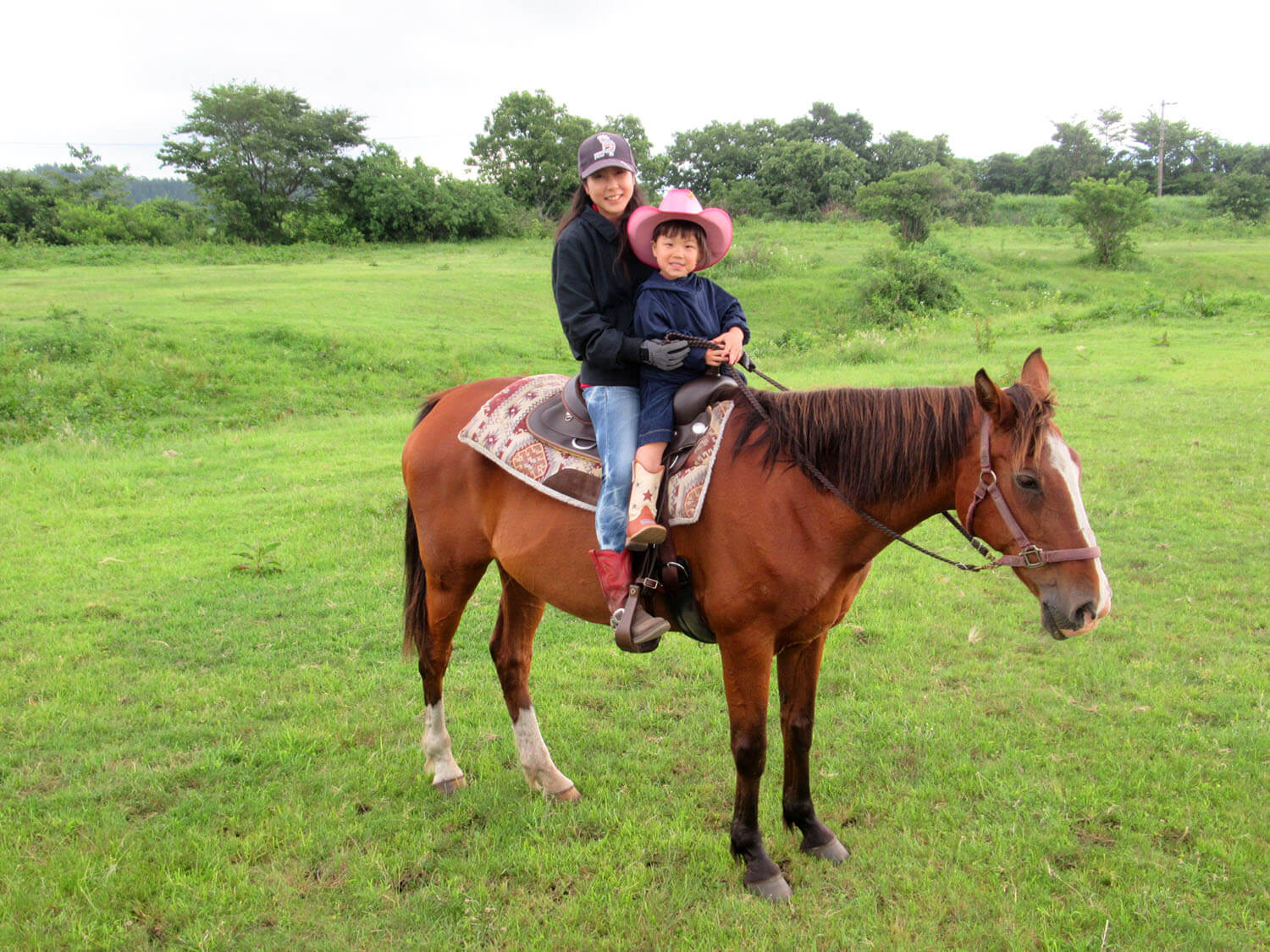 1〜6歳の子どもは大人と一緒に。初心者でも安心して乗馬することができる