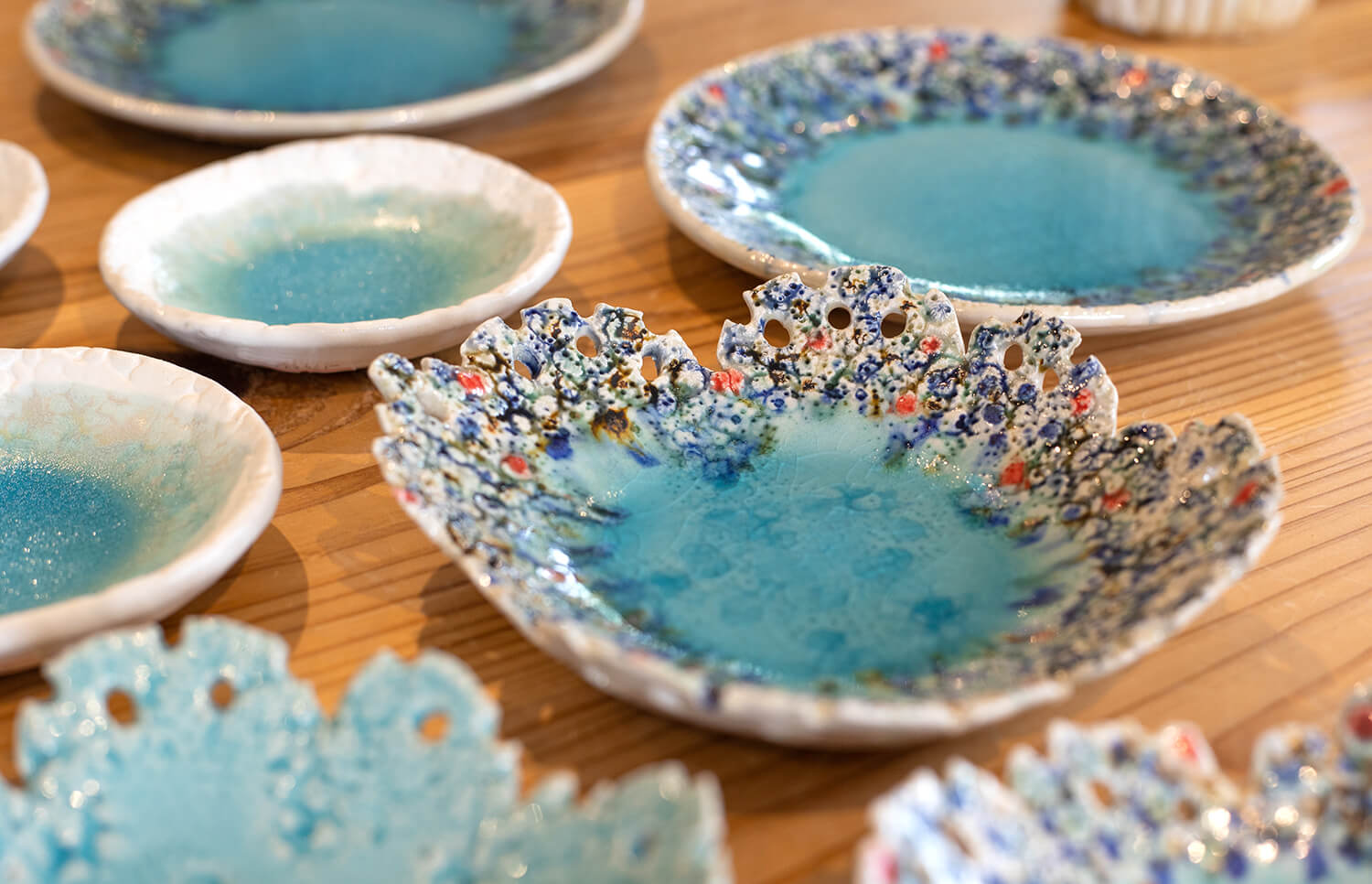 鮮やかなブルーが美しい「螢窯」のお皿