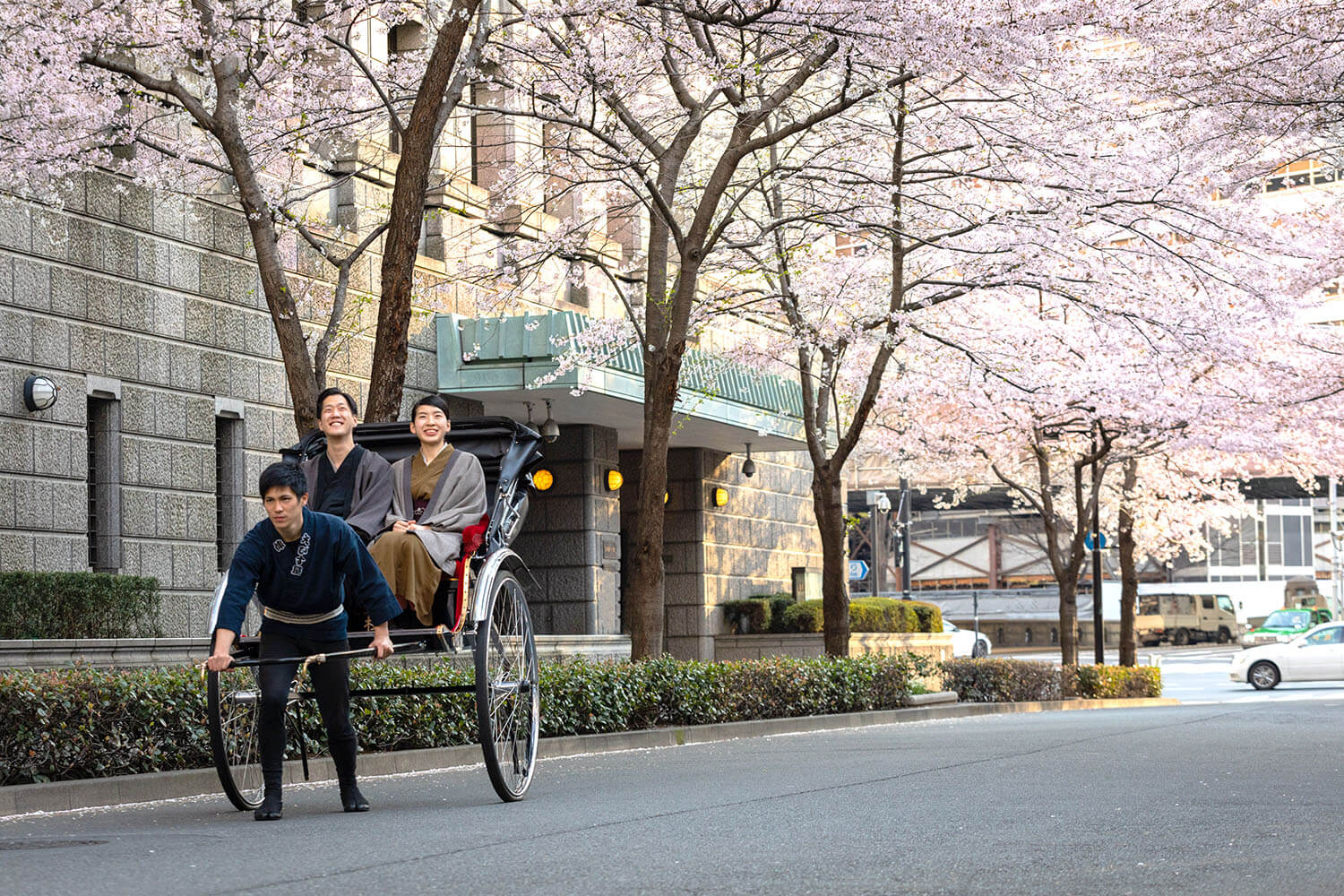 情緒ある通りを人力車で進むのもおすすめ ※星のや東京のアクティビティ「人力車遊覧」イメージ