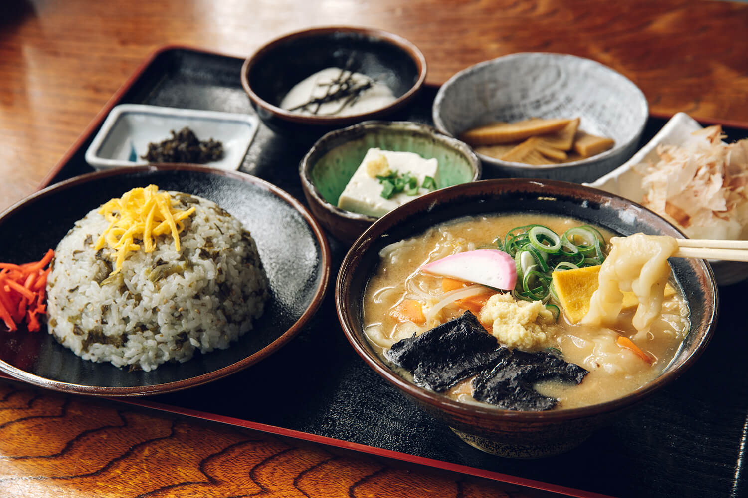 「だご汁定食」（1,375円）。高菜めしは「山賊めし」（タケノコ、シイタケなどのまぜご飯）にもチェンジ可