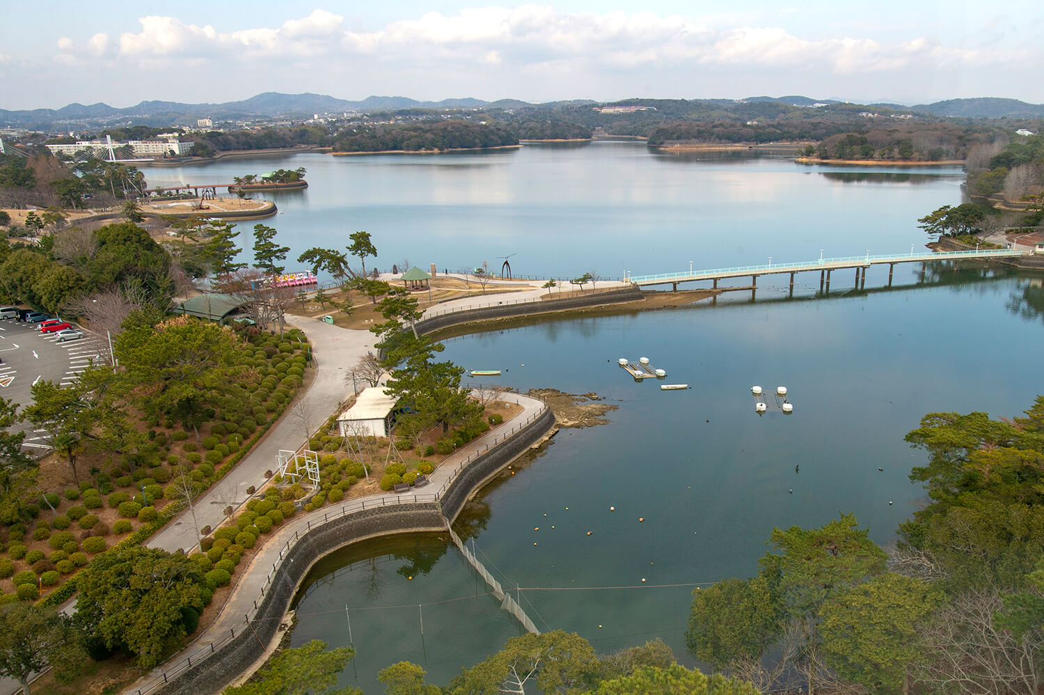 東京ドーム40個分の広大な敷地が人工湖「常盤湖」を中心に広がる「ときわ公園」。季節の花々も見どころの一つ