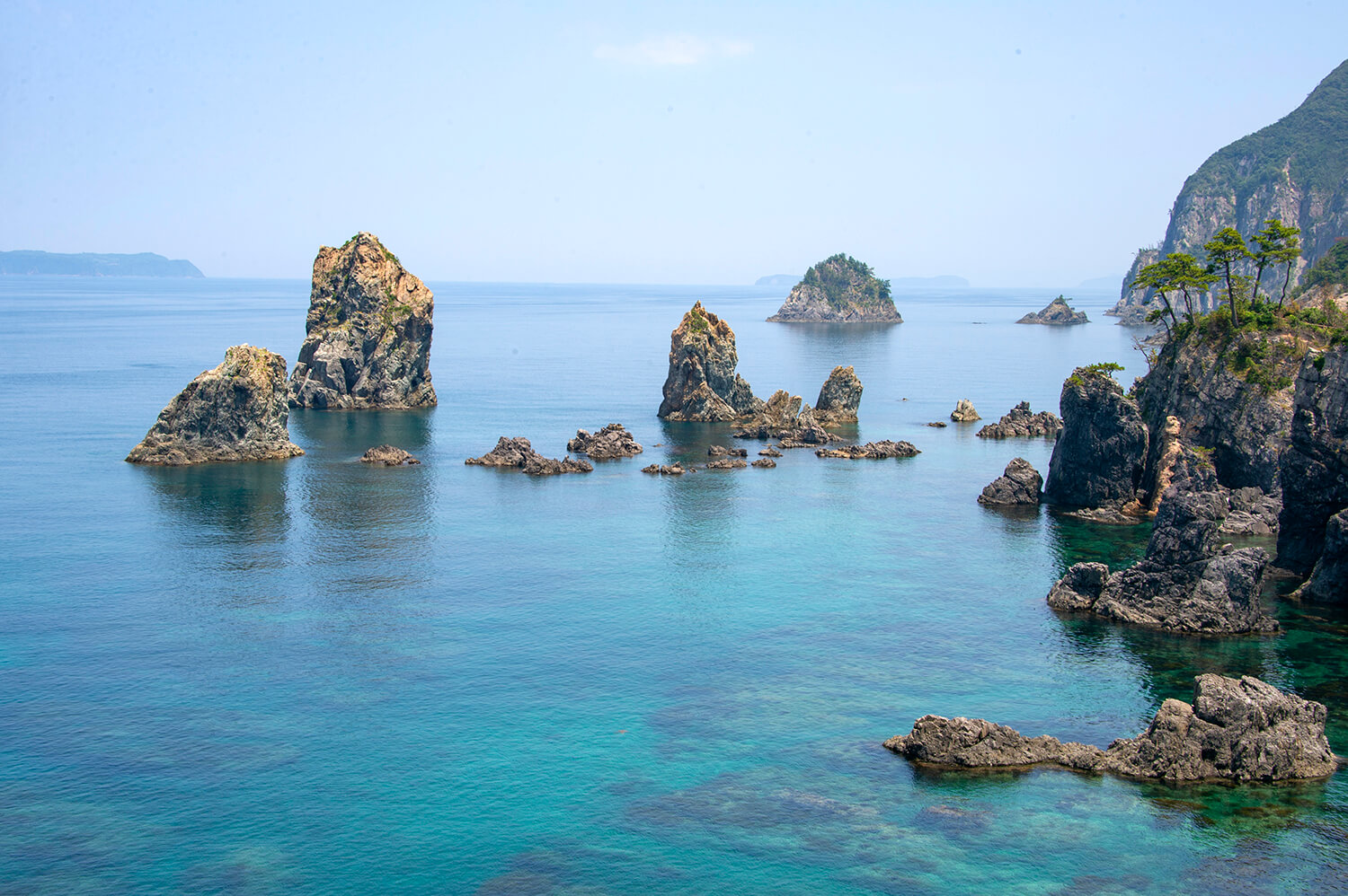 島の周囲は約40㎞。日本海側は荒波の浸食によって絶壁や奇岩など絶景が連続。ダイビングスポットとしても人気