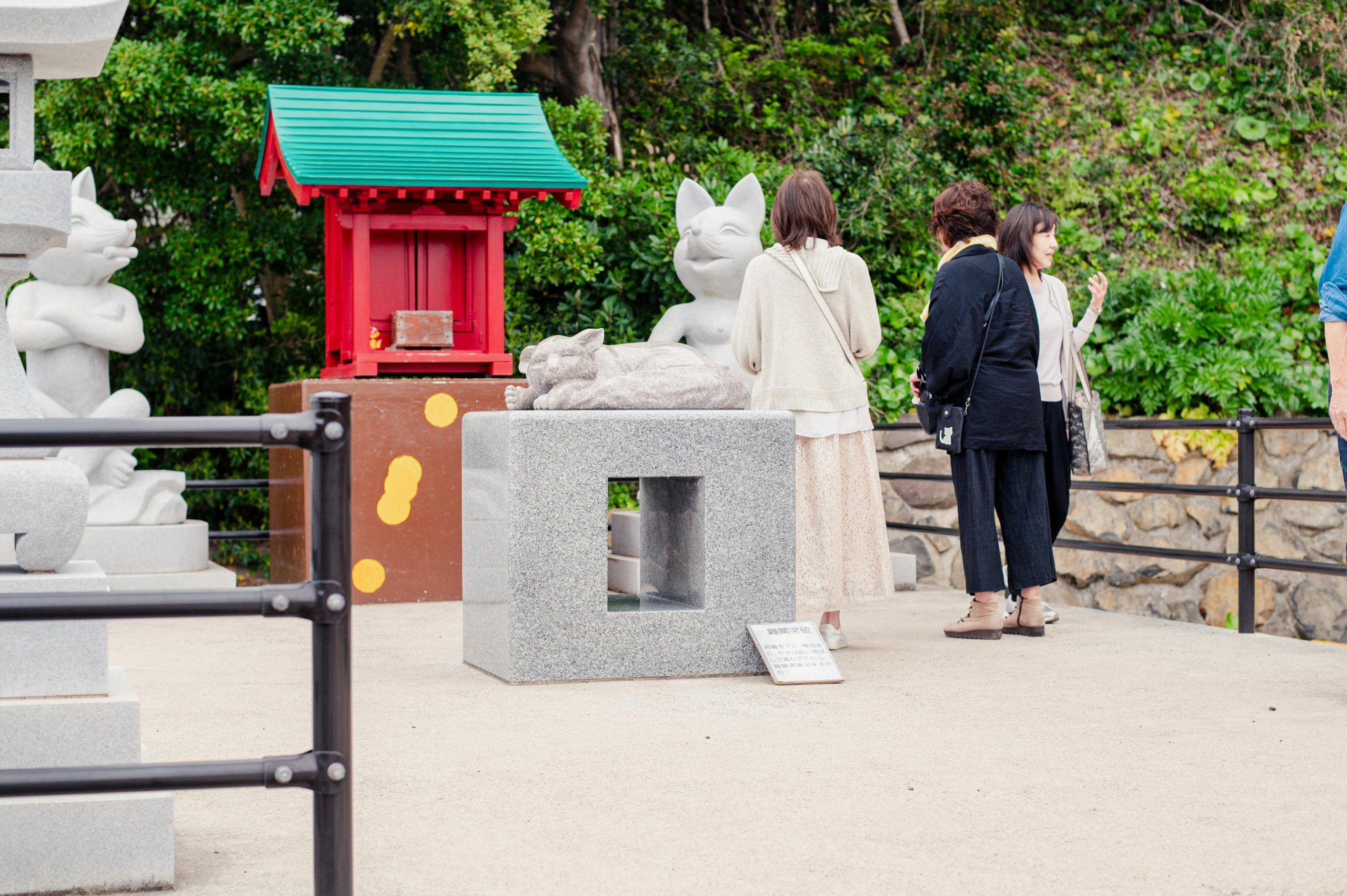 元乃隅神社のユニークなスポット、「難関突破」という石のトンネルです。
トンネルをくぐるには①右肩を下げて②右手を前に伸ばし③身体全体を左に向けつつ潜ります。(現地のトンネルの右下にも潜り方のレクチャーが記されています。)
ぜひ、トンネルを潜って願いを叶えてください。