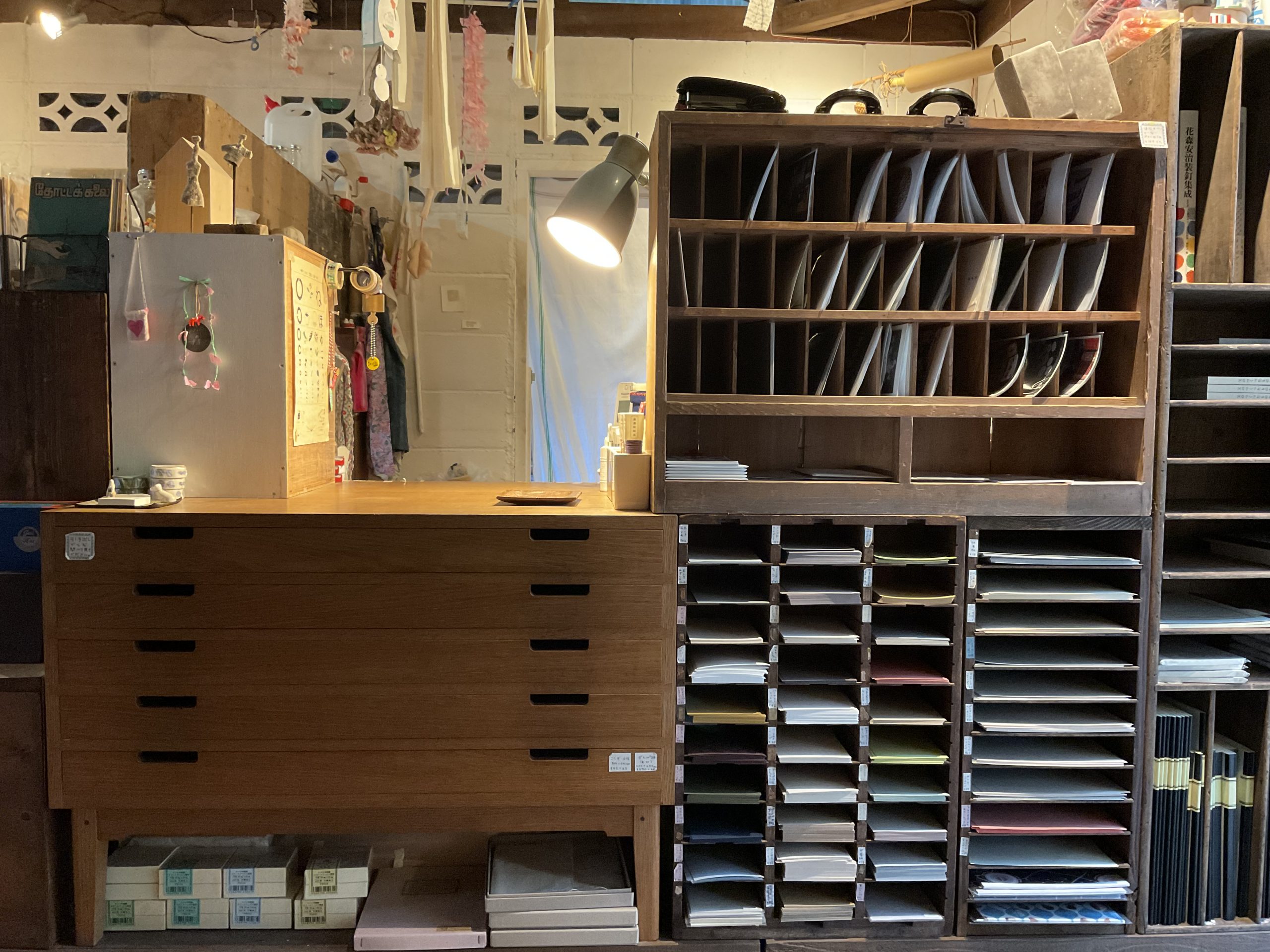 レジ横のスペースに並ぶのは、綴じ糸やピグマペン、スタンプなど主に製本に使う文房具