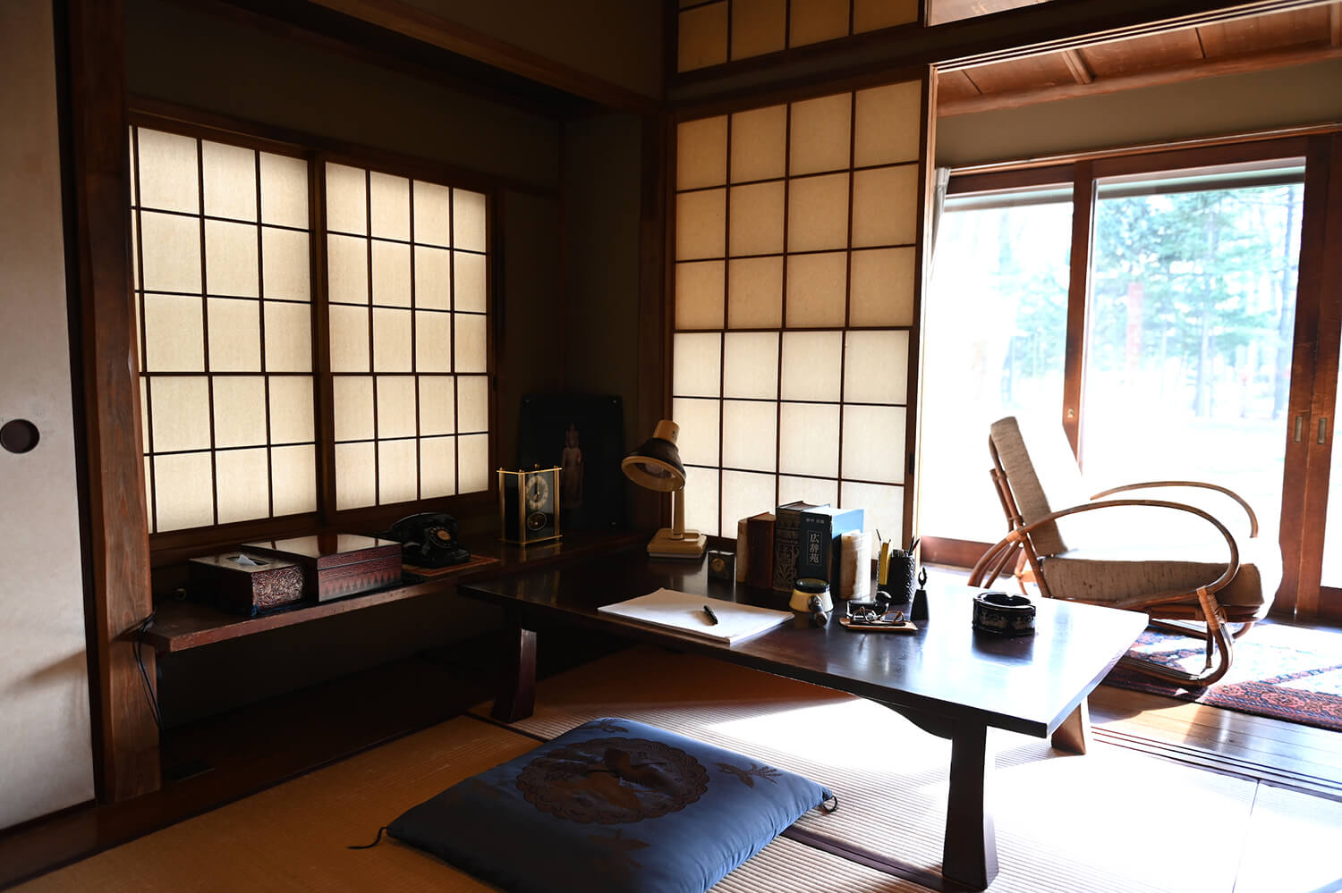 井上靖が住んでいた東京都世田谷区の家にあった書斎が移築された館内には、直筆原稿などが展示