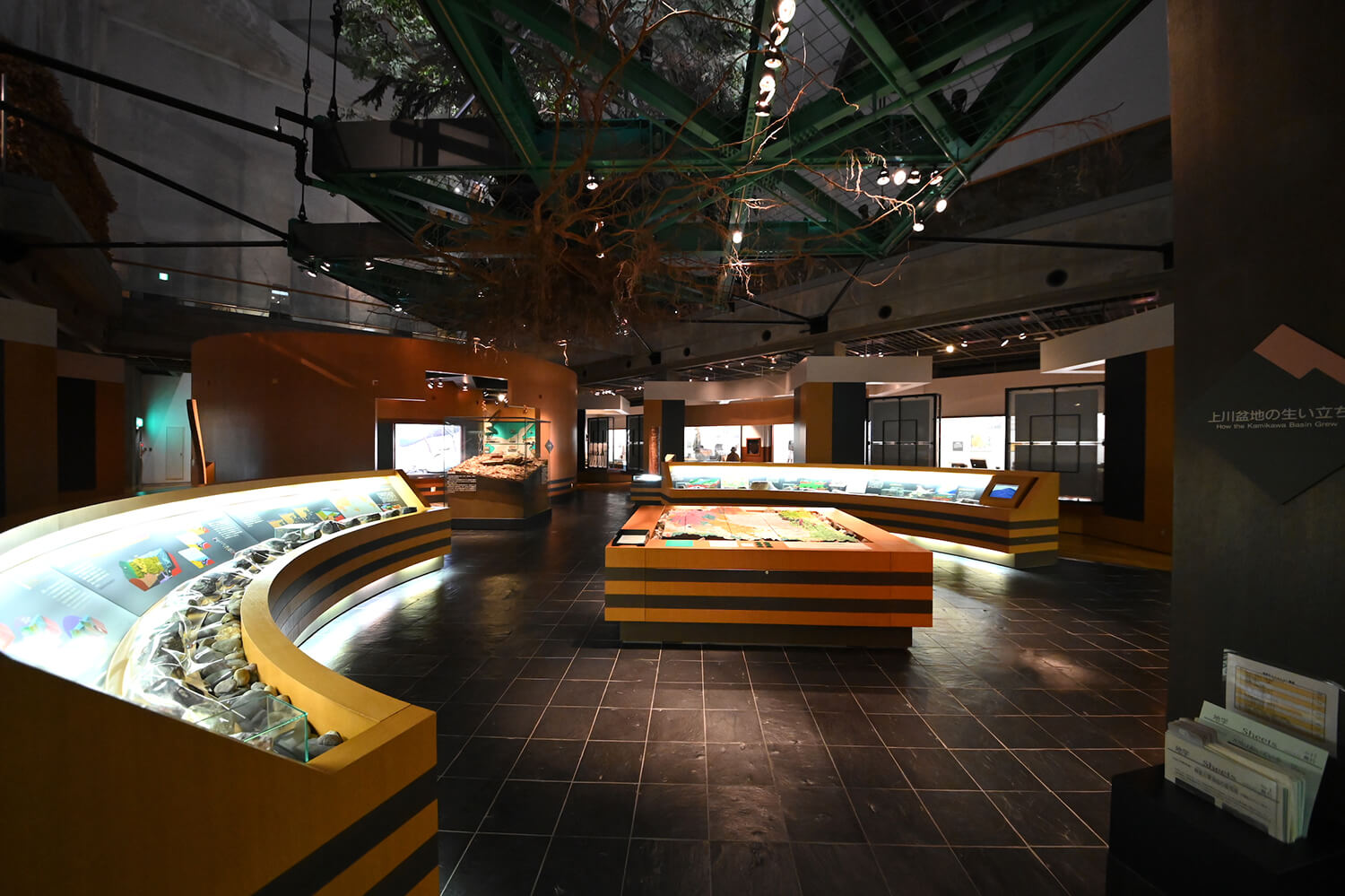 広いスペースの下層階ホールでは、北海道の大自然と人々の歴史が学べる