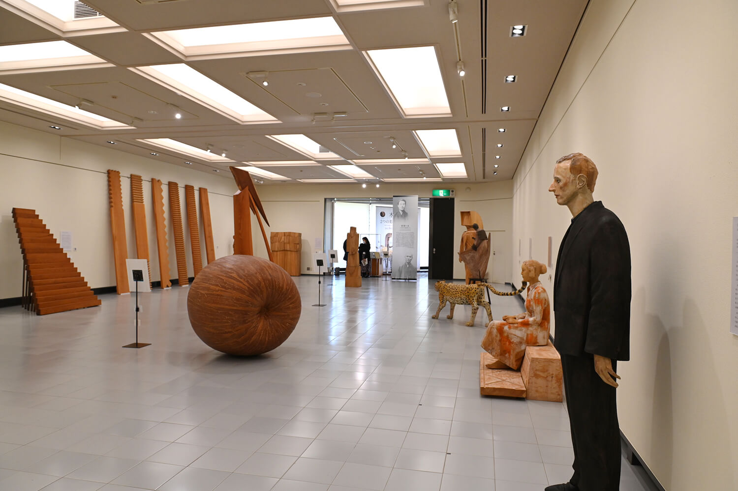 美術館が収集した国内外の作家による木彫、木工芸、椅子などの展示を定期的に企画