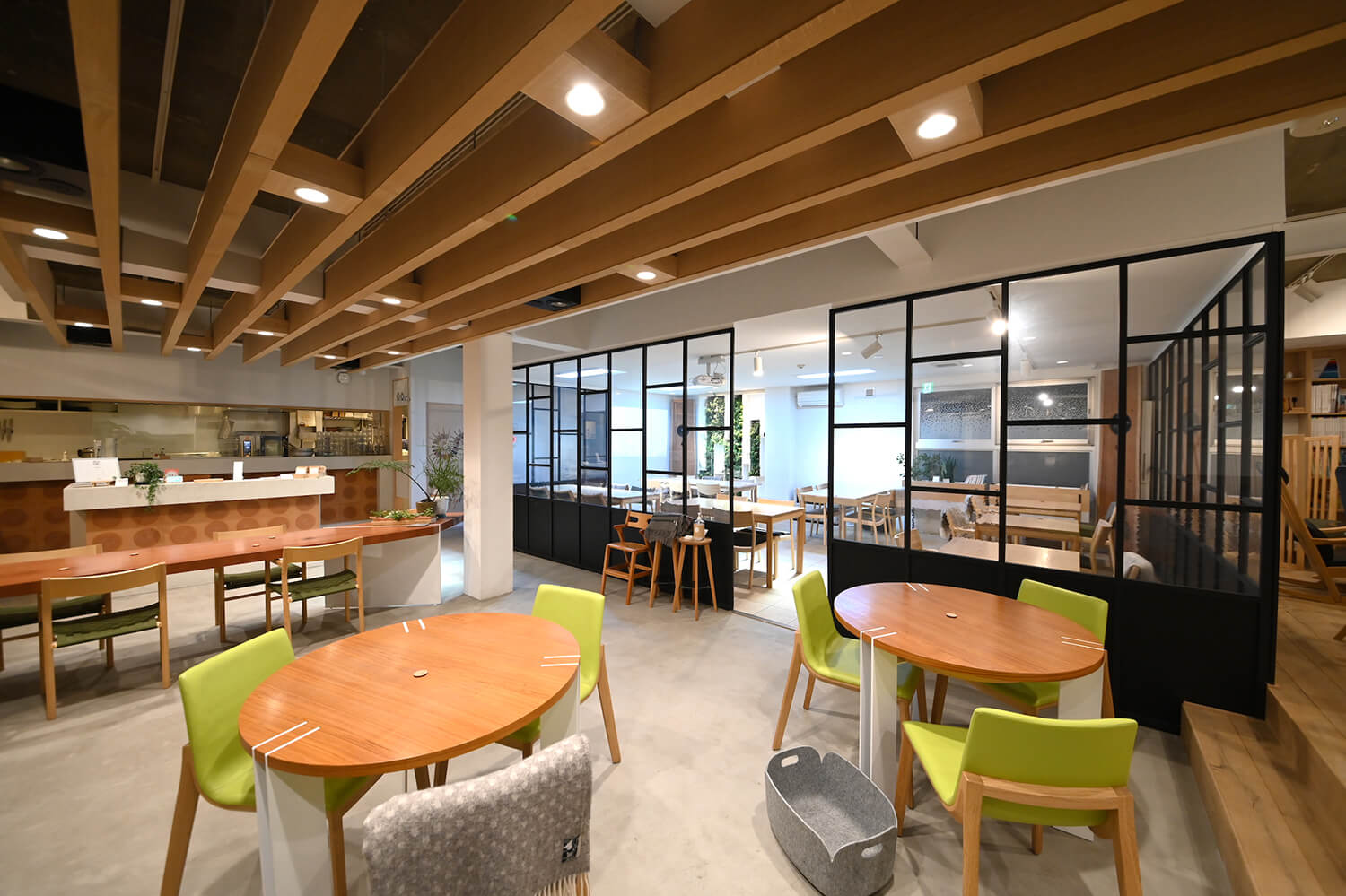 隣接する旭川デザインセンター製作のオリジナル家具が並ぶゆとりある空間の店内