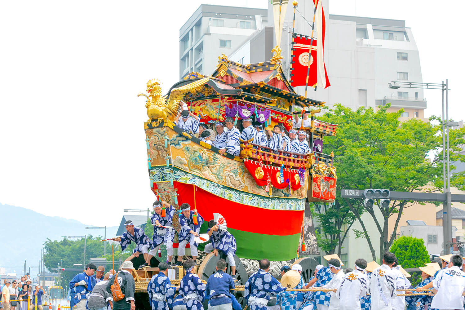 7月17日の前祭を巡行する「船鉾」。大海原を悠々と進む船のよう！