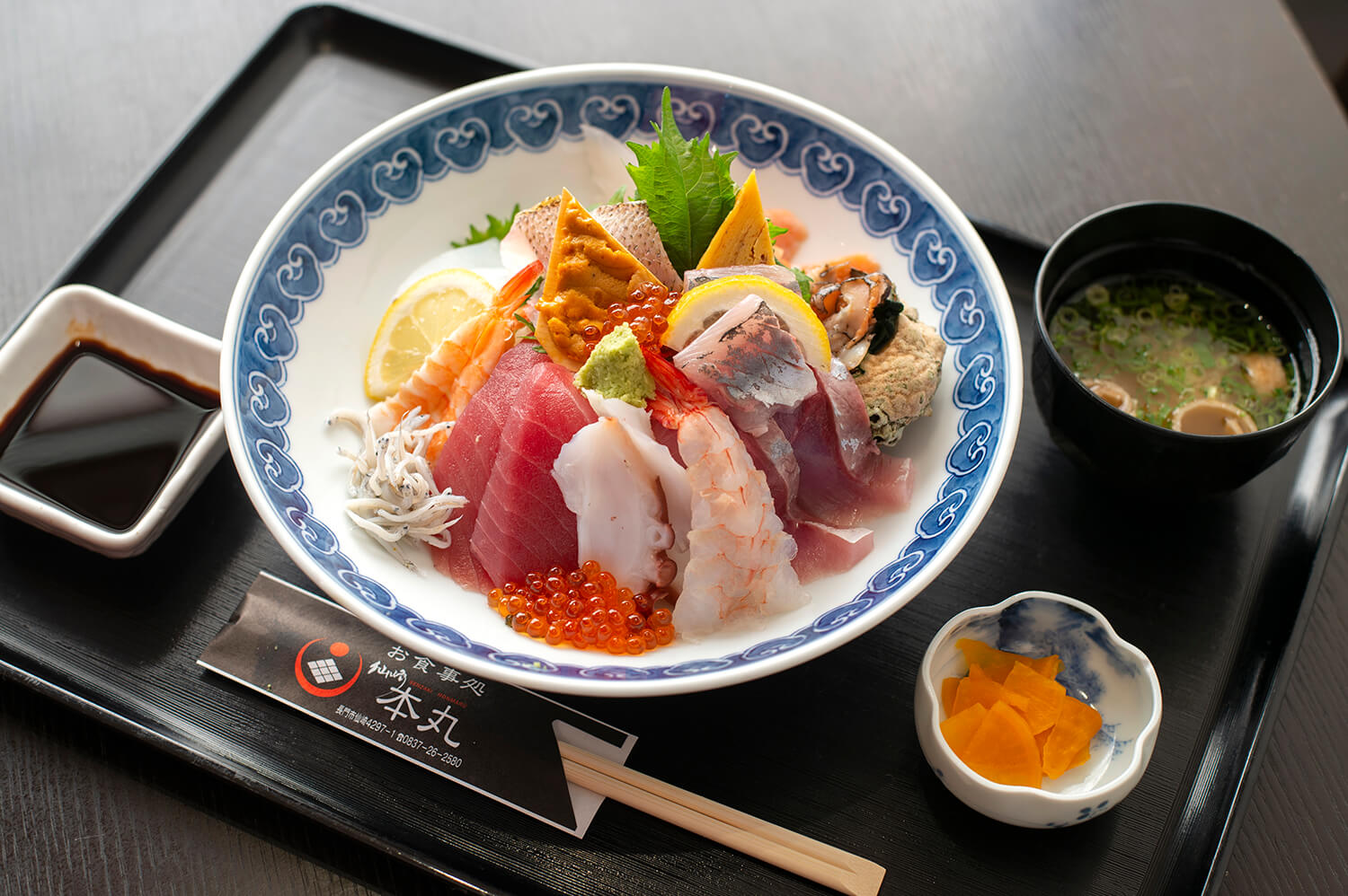 「海鮮丼」は「上」1,250円、「特上」1,750円、写真の「特！特上」2,500円の3種