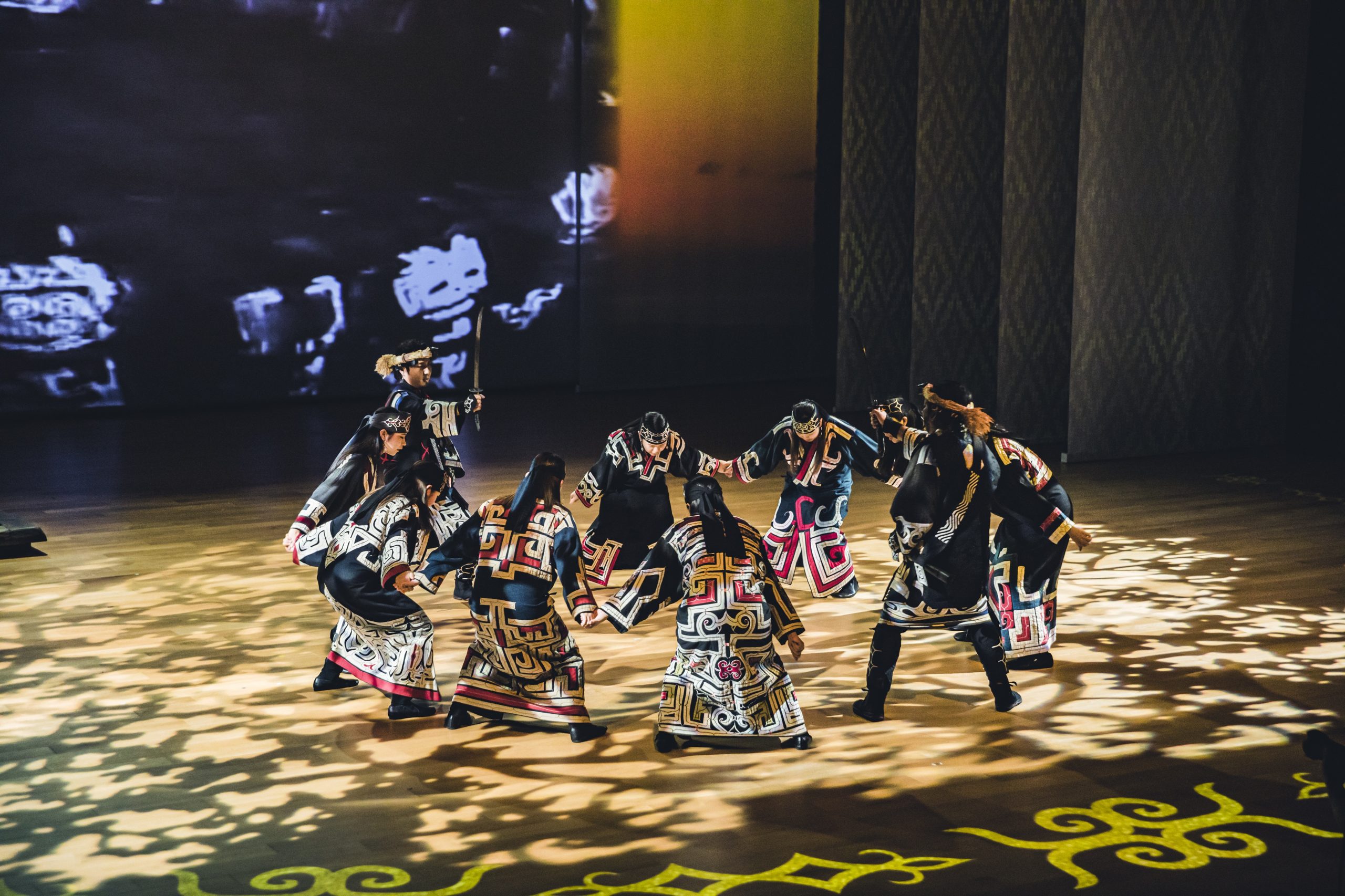 アイヌの伝統芸能の1つ「イヨマンテ リㇺセ（熊の霊送りの踊り）」。うねるような輪唱のリズムと美しい衣装に引き込まれる　©️（公財）アイヌ民族文化財団
