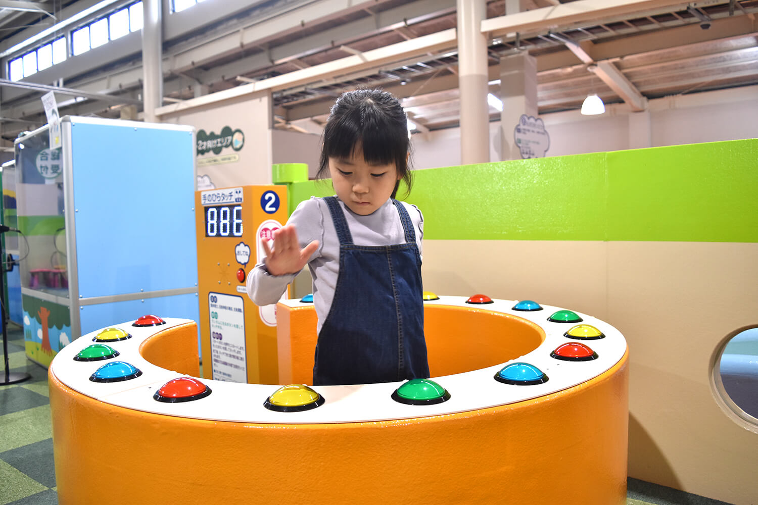 「幼児チャレンジ館」は生後6ヵ月～6歳の子ども専用の運動施設。子どもの五感を刺激する装置が約40種類