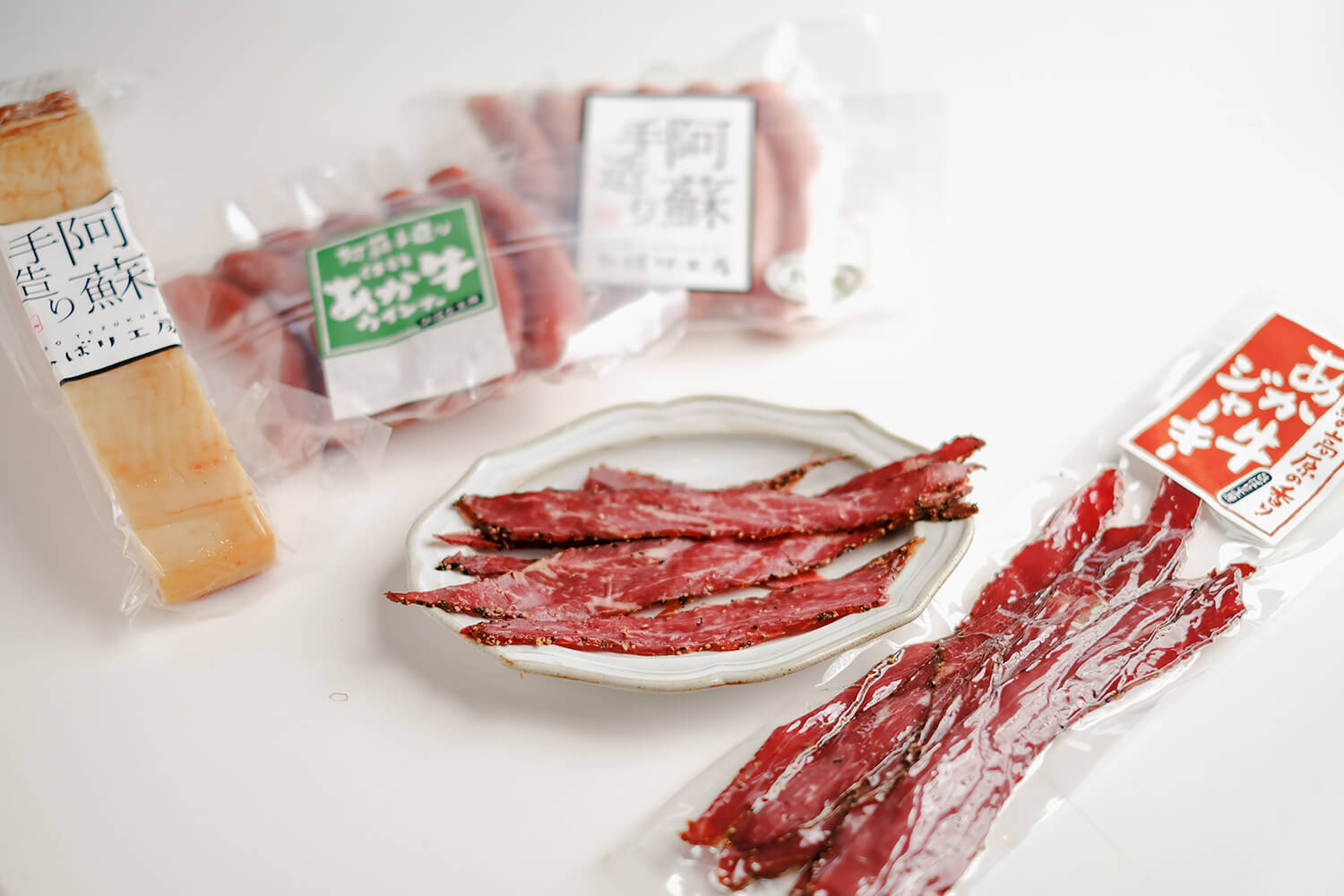 「あか牛ウインナー」や、厳選九州産豚肉によるベーコン・ウインナーなど、昔ながらの手作りで作られる阿蘇の定番土産