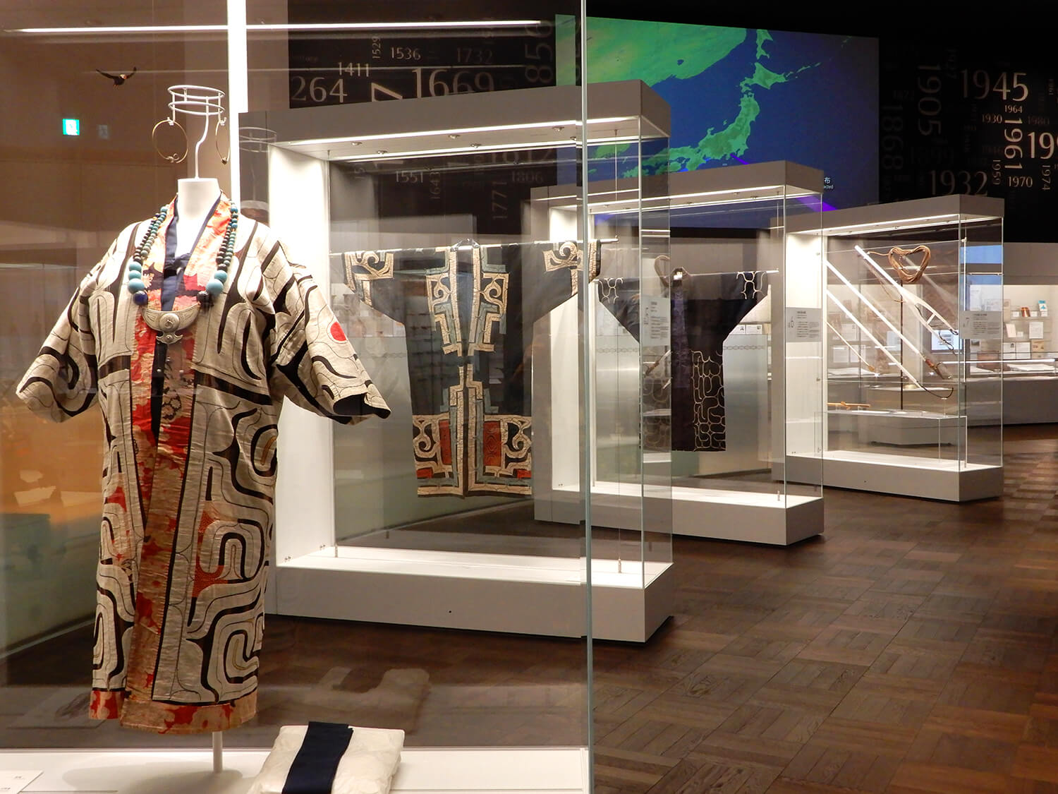 「国立アイヌ民族博物館」内の「プラザ展示」。アイヌ民族の伝統的な衣装や生活道具などが展示されている　©️（公財）アイヌ民族文化財団